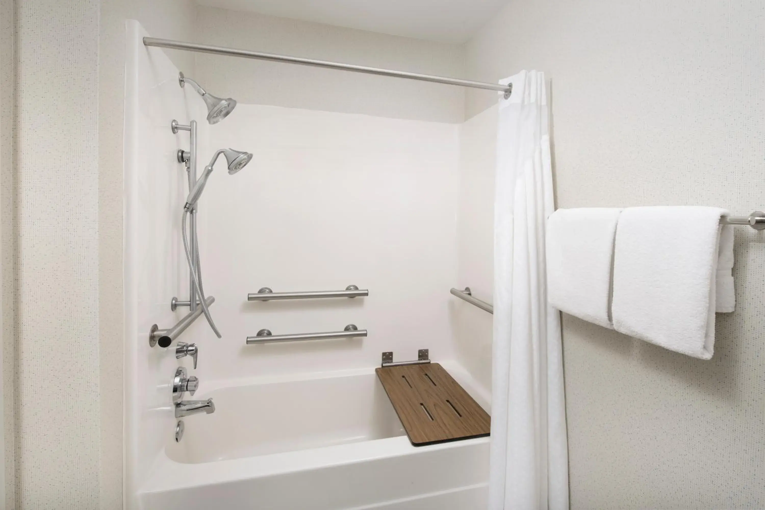 King Room - Mobility Access/Hearing Accessible in Holiday Inn Express Knoxville-Strawberry Plains by IHG King Room - Mobility Access/Hearing Accessible in Holiday Inn Express Knoxville-Strawberry Plains by IHG
