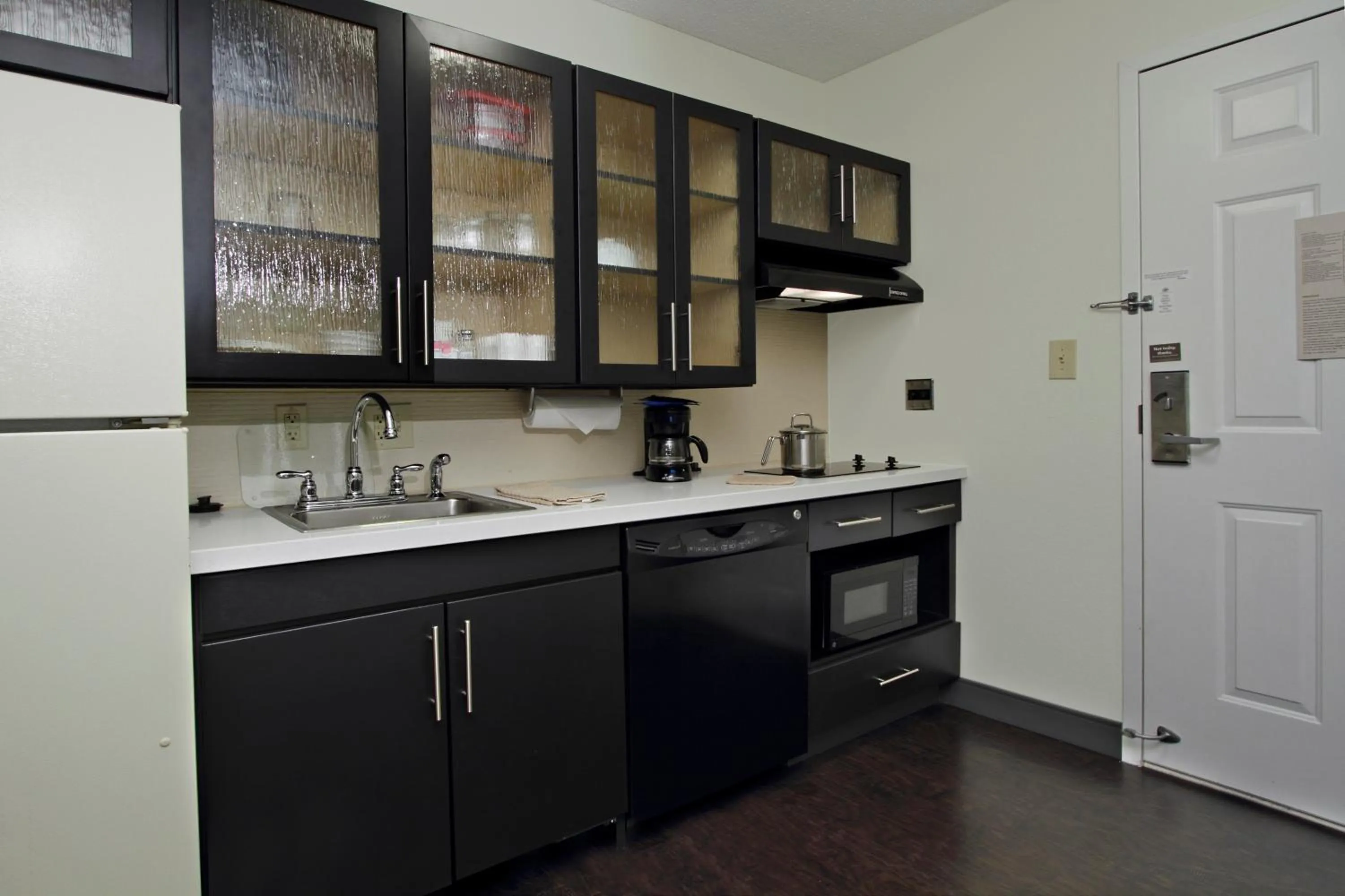 Kitchen or kitchenette in Candlewood Suites Rogers-Bentonville by IHG