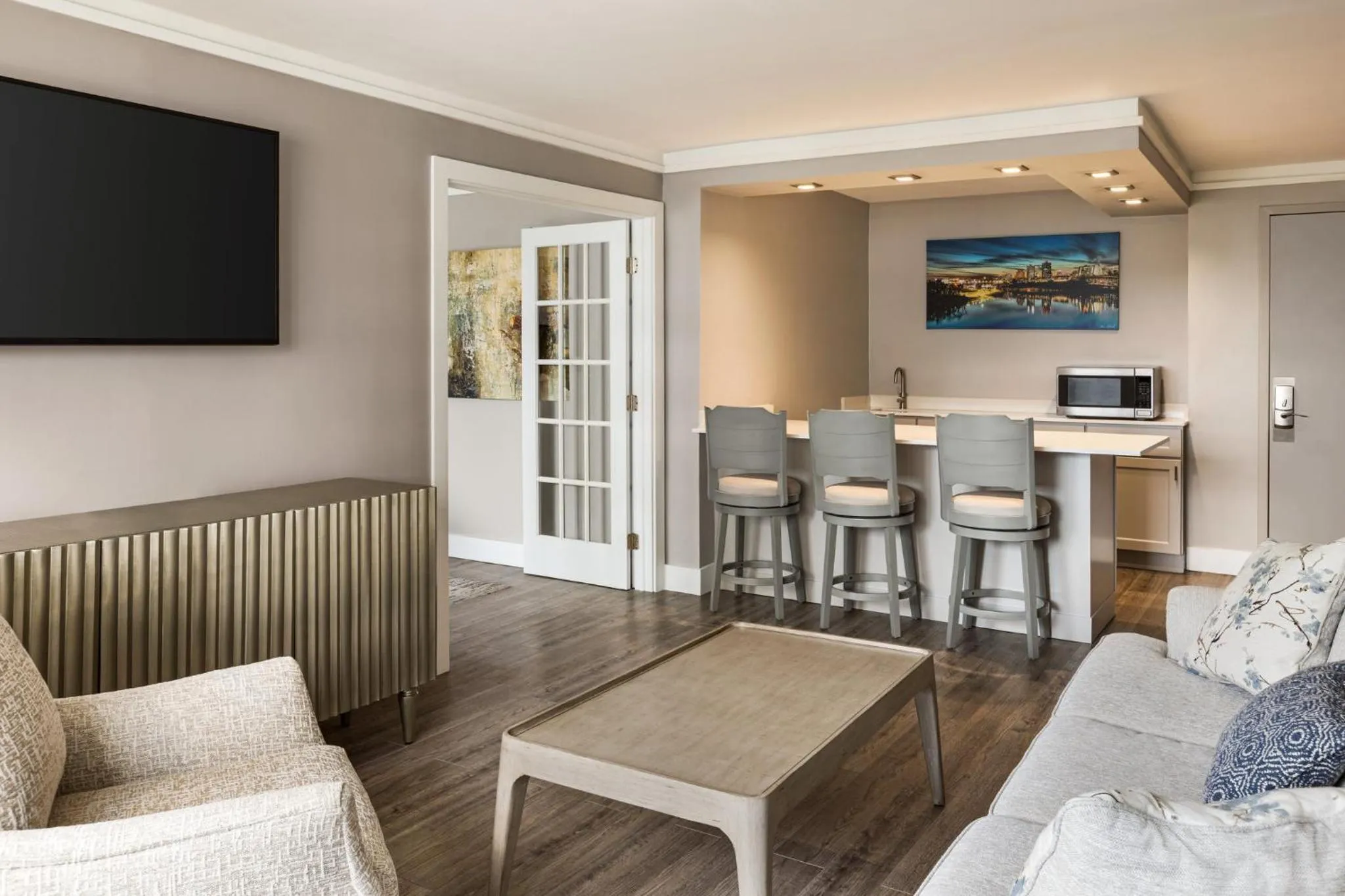 Bedroom in Crowne Plaza Knoxville Downtown University by IHG