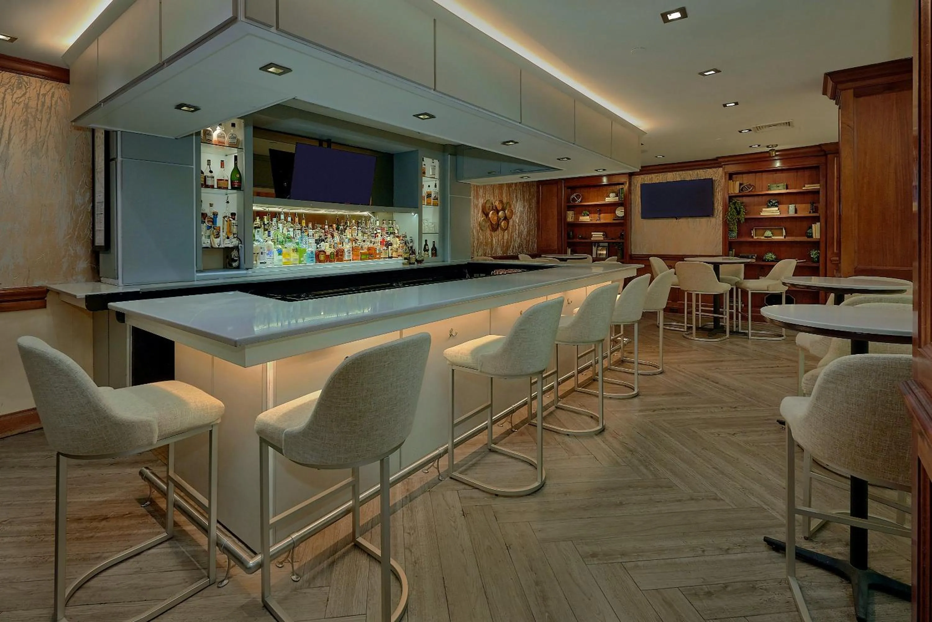 Lounge or bar in Crowne Plaza Knoxville Downtown University by IHG