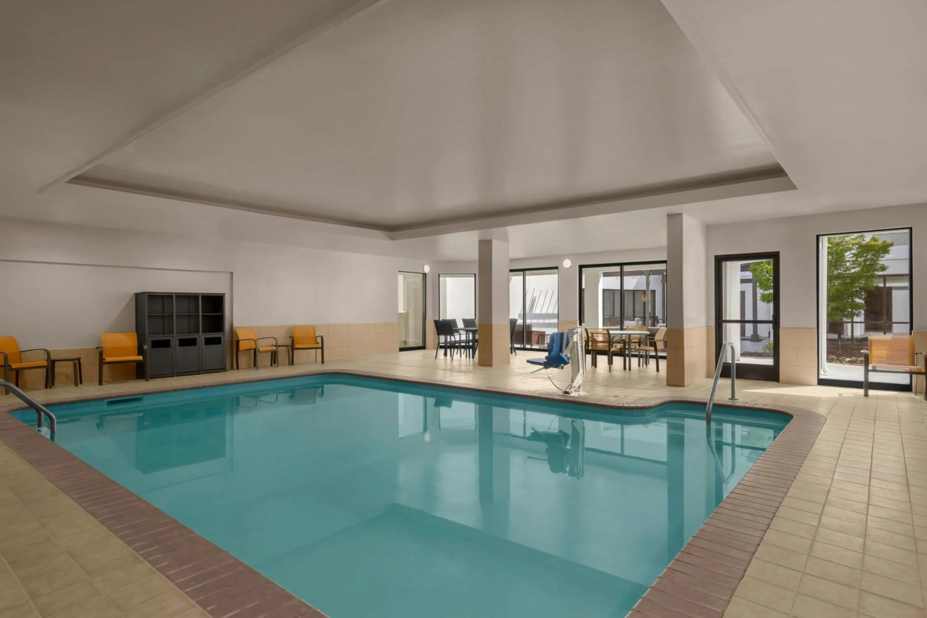 Swimming pool in Courtyard Charlotte Airport North