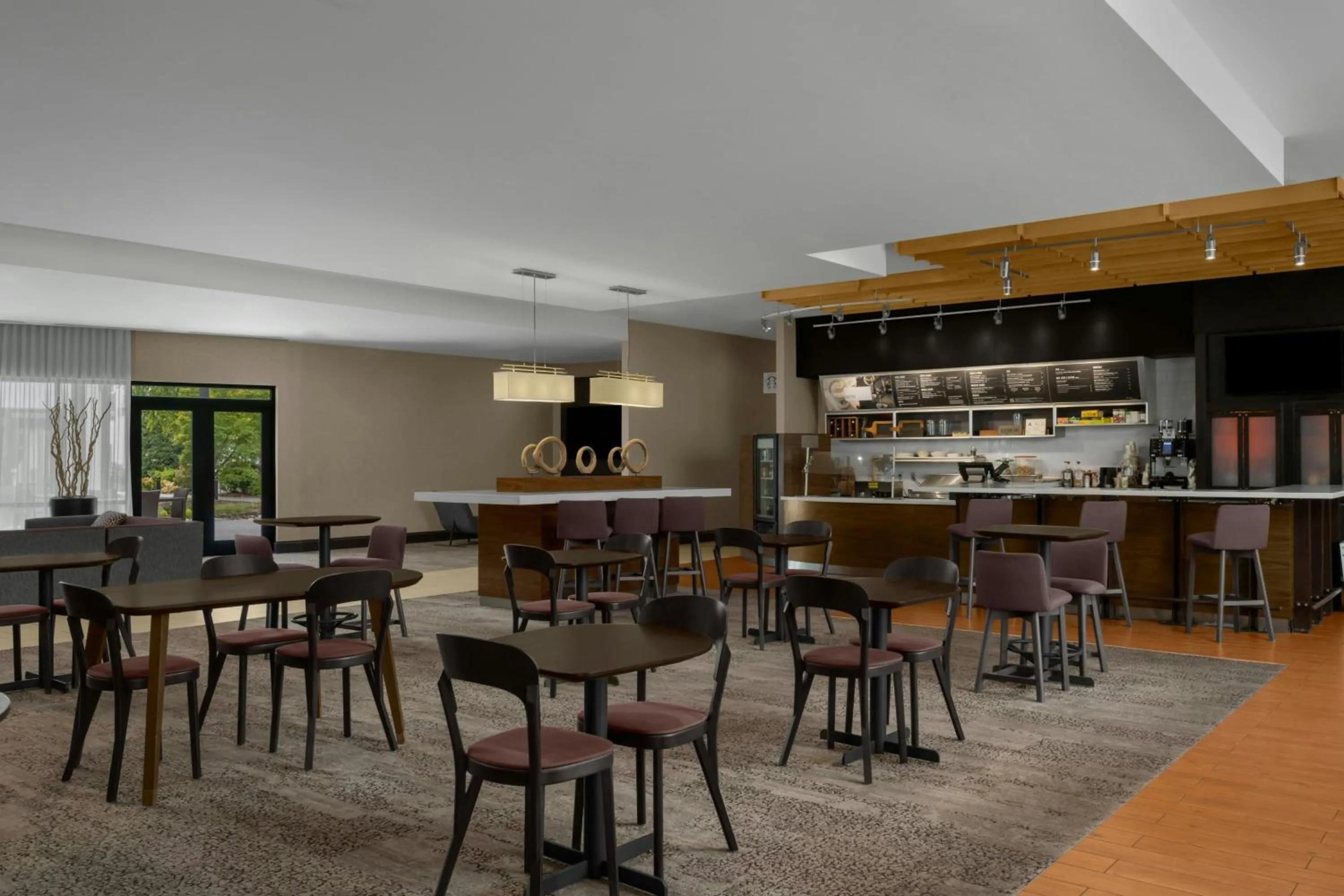 Restaurant/places to eat in Courtyard Charlotte Airport North