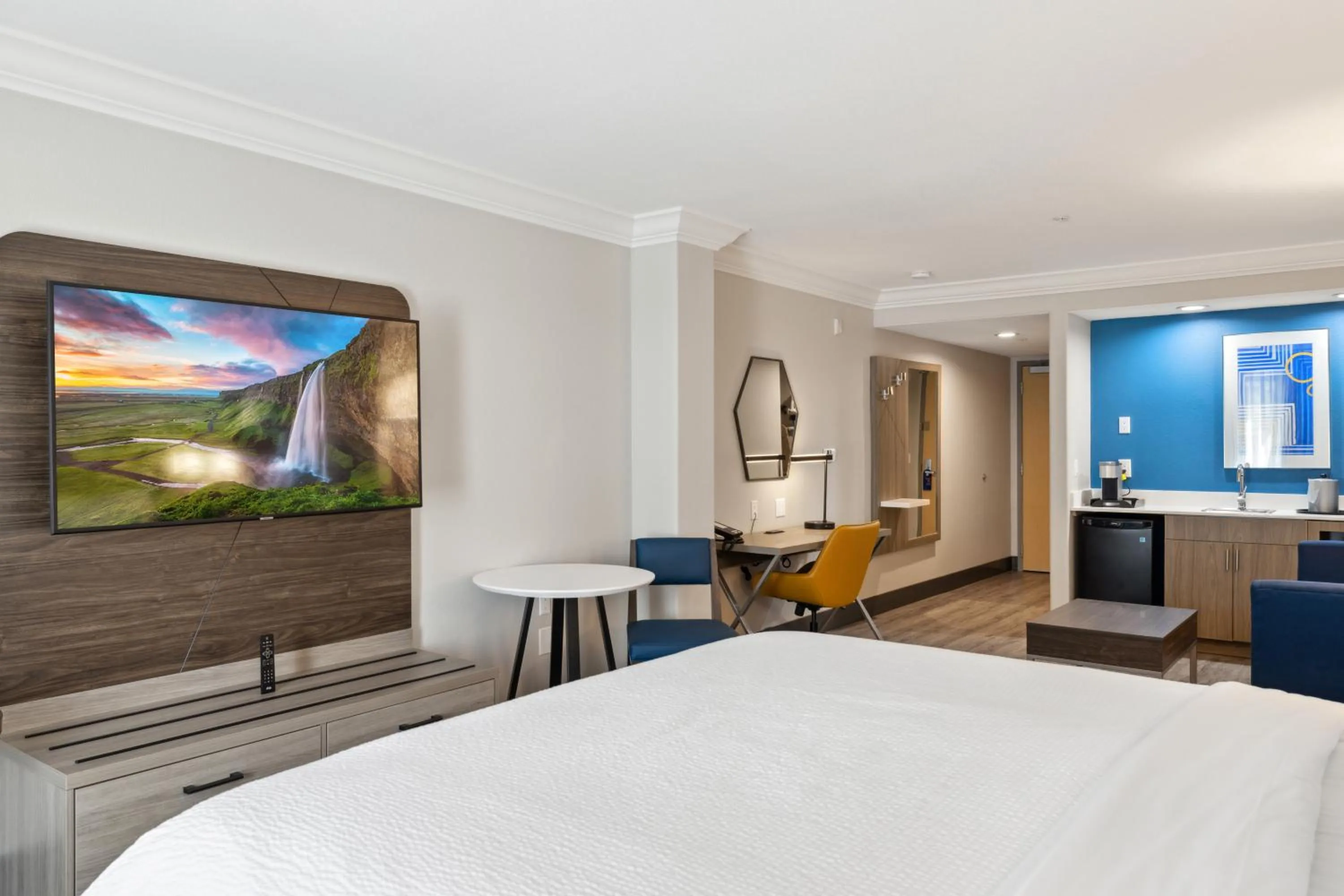 Bed in Holiday Inn Express Hotel & Suites Vacaville by IHG