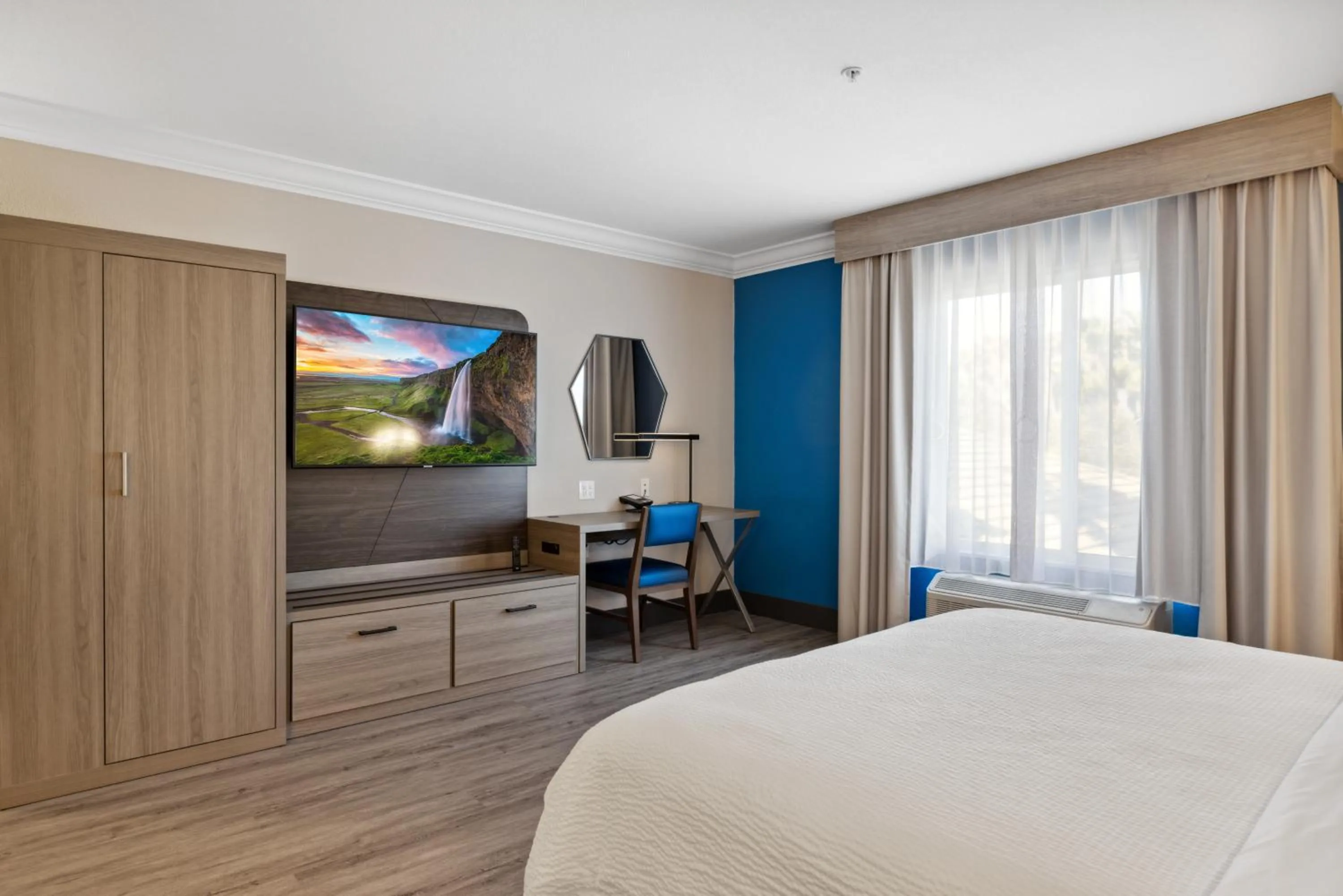 Bed in Holiday Inn Express Hotel & Suites Vacaville by IHG