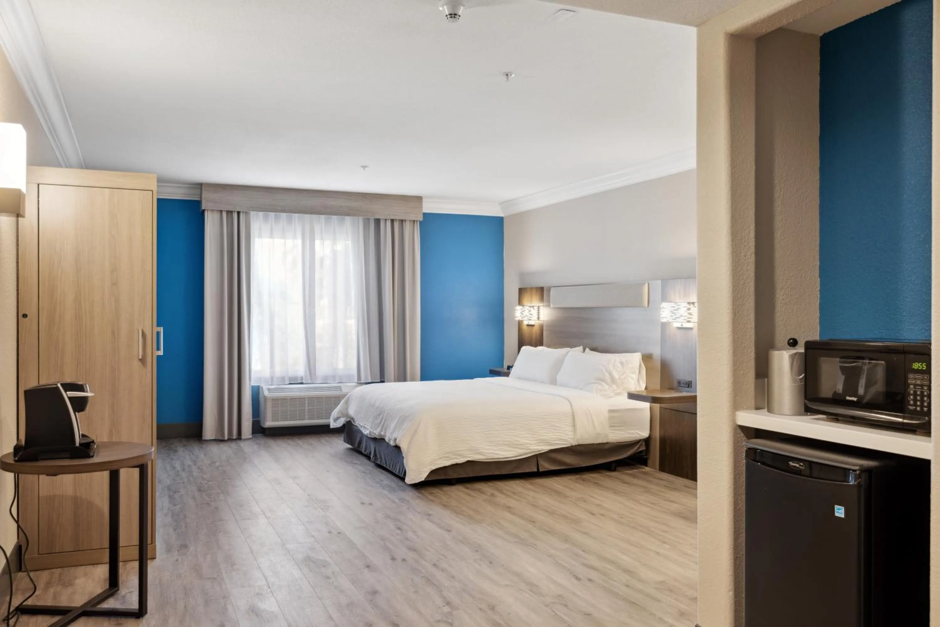 Bed in Holiday Inn Express Hotel & Suites Vacaville by IHG