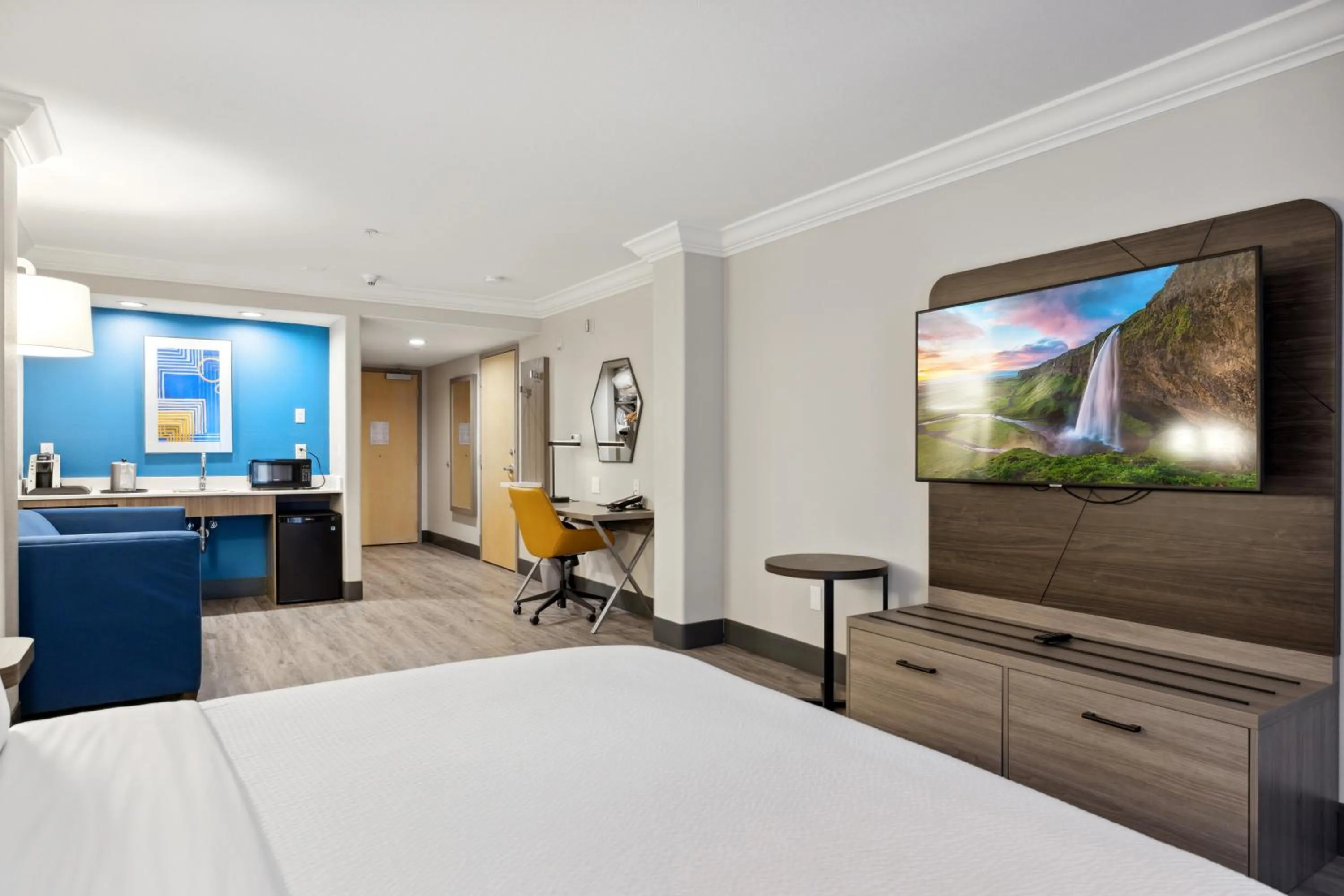 Bed in Holiday Inn Express Hotel & Suites Vacaville by IHG
