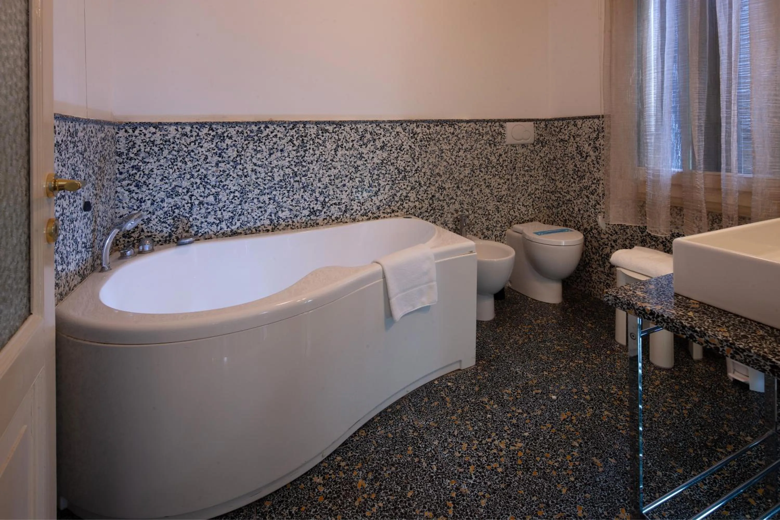 Bath in CityHotel Cristina Vicenza