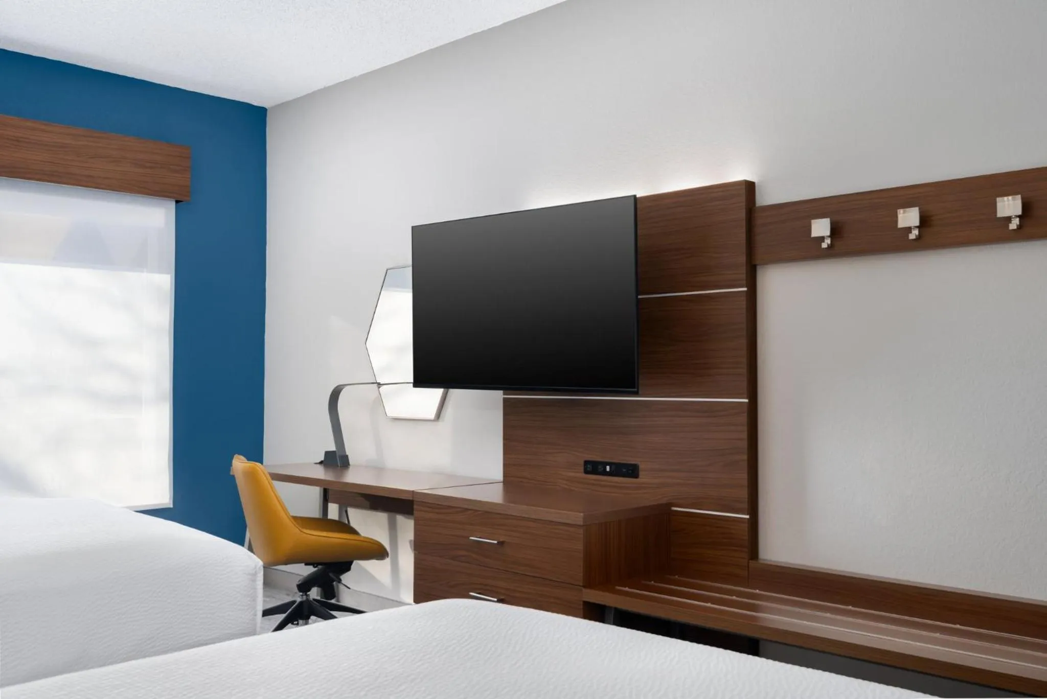 Photo of the whole room, Bed in Holiday Inn Express Hotel & Suites Bentonville by IHG