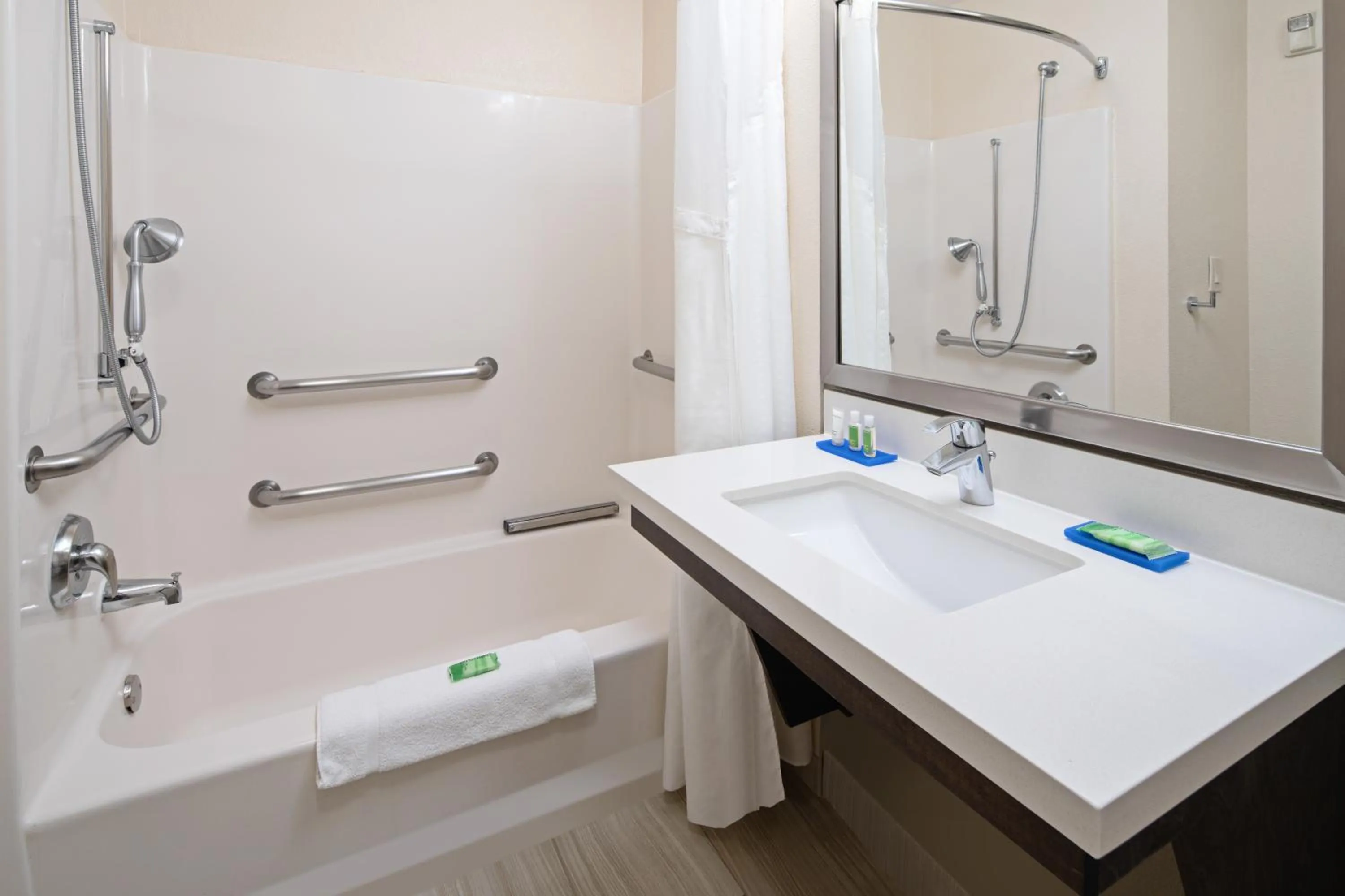 Bathroom in Best Western Valencia/Six Flags Inn & Suites