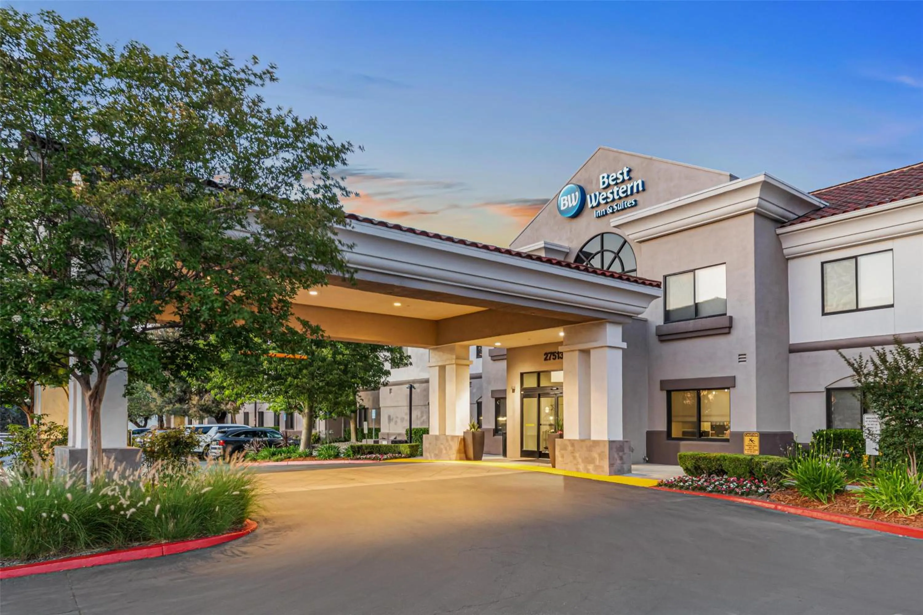 Property building in Best Western Valencia/Six Flags Inn & Suites