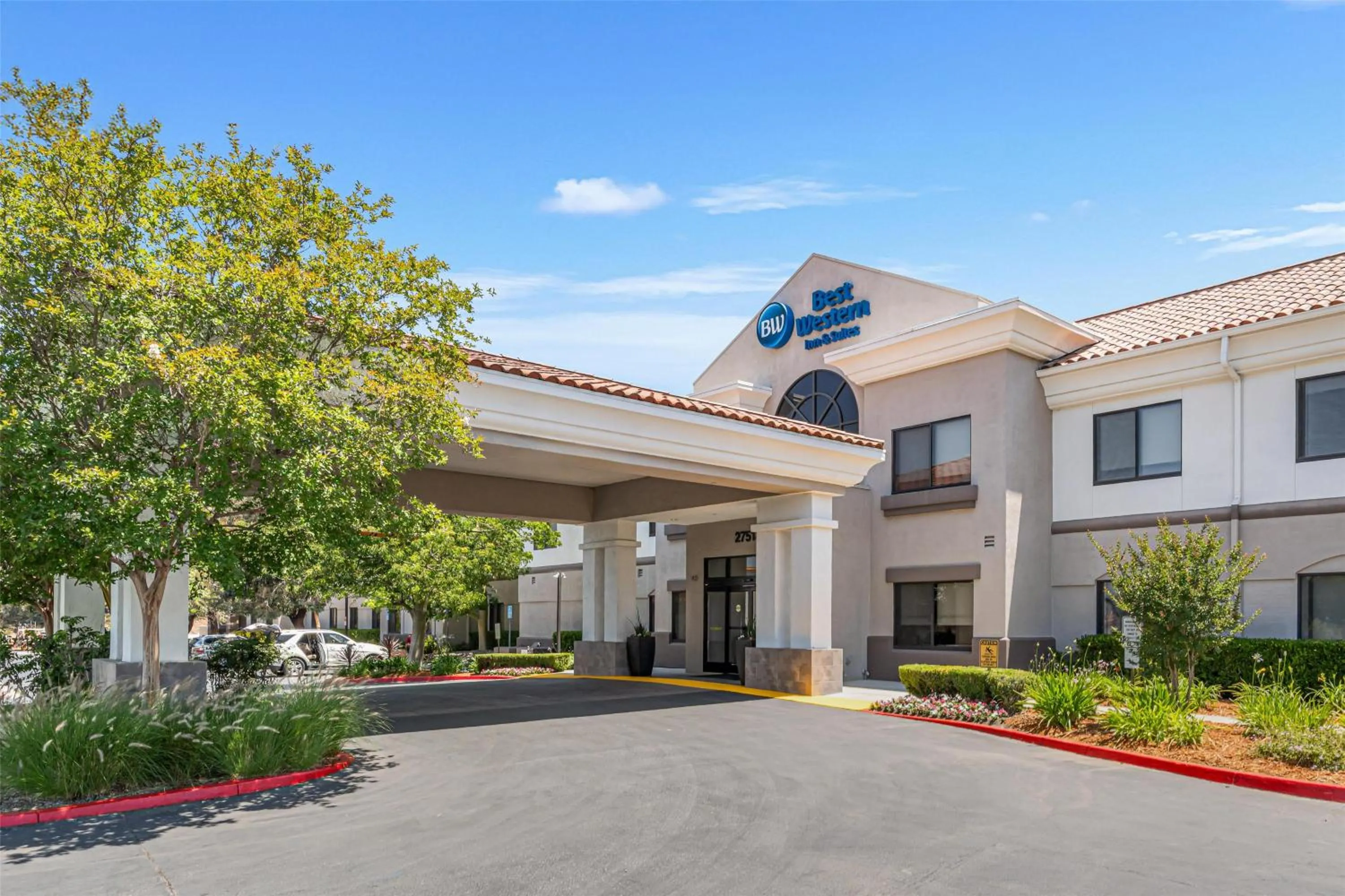 Property building in Best Western Valencia/Six Flags Inn & Suites
