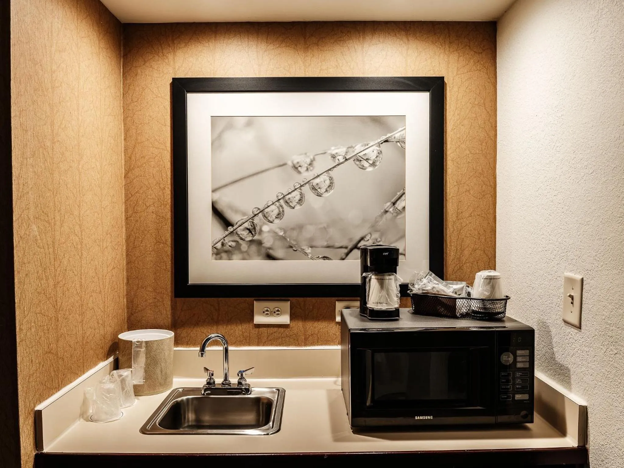 Photo of the whole room in The Beacon Charlotte Airport by IHG