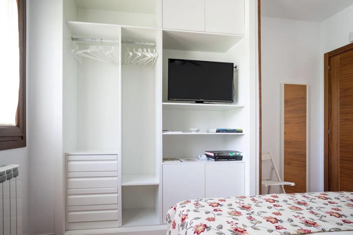wardrobe, Bed in Villa Marín Toledo