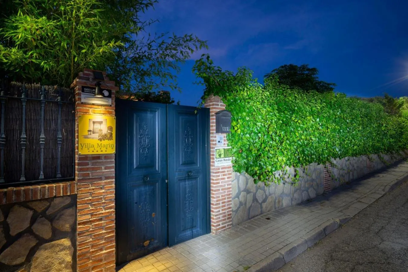 Facade/entrance in Villa Marín Toledo