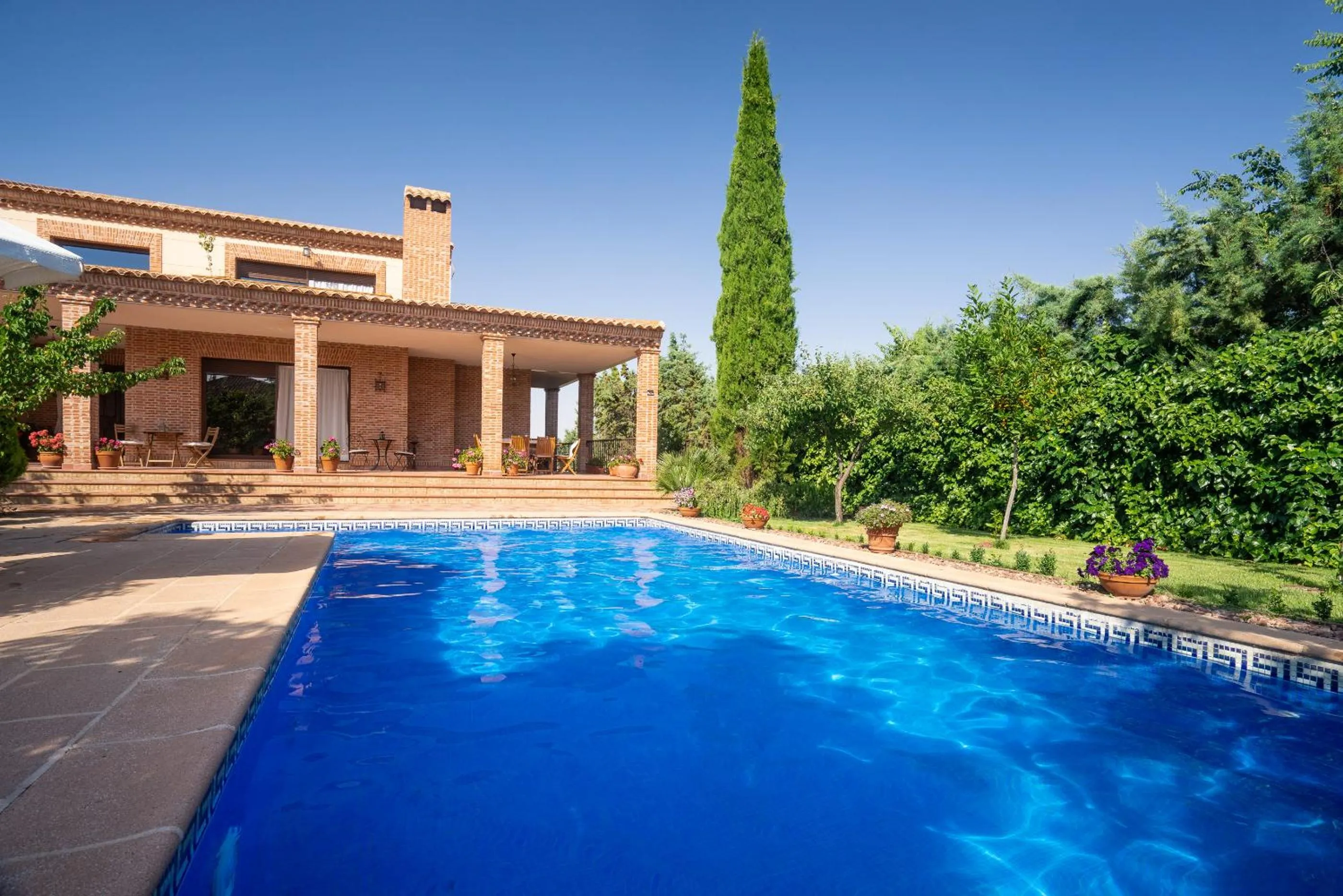 Facade/entrance in Villa Marín Toledo