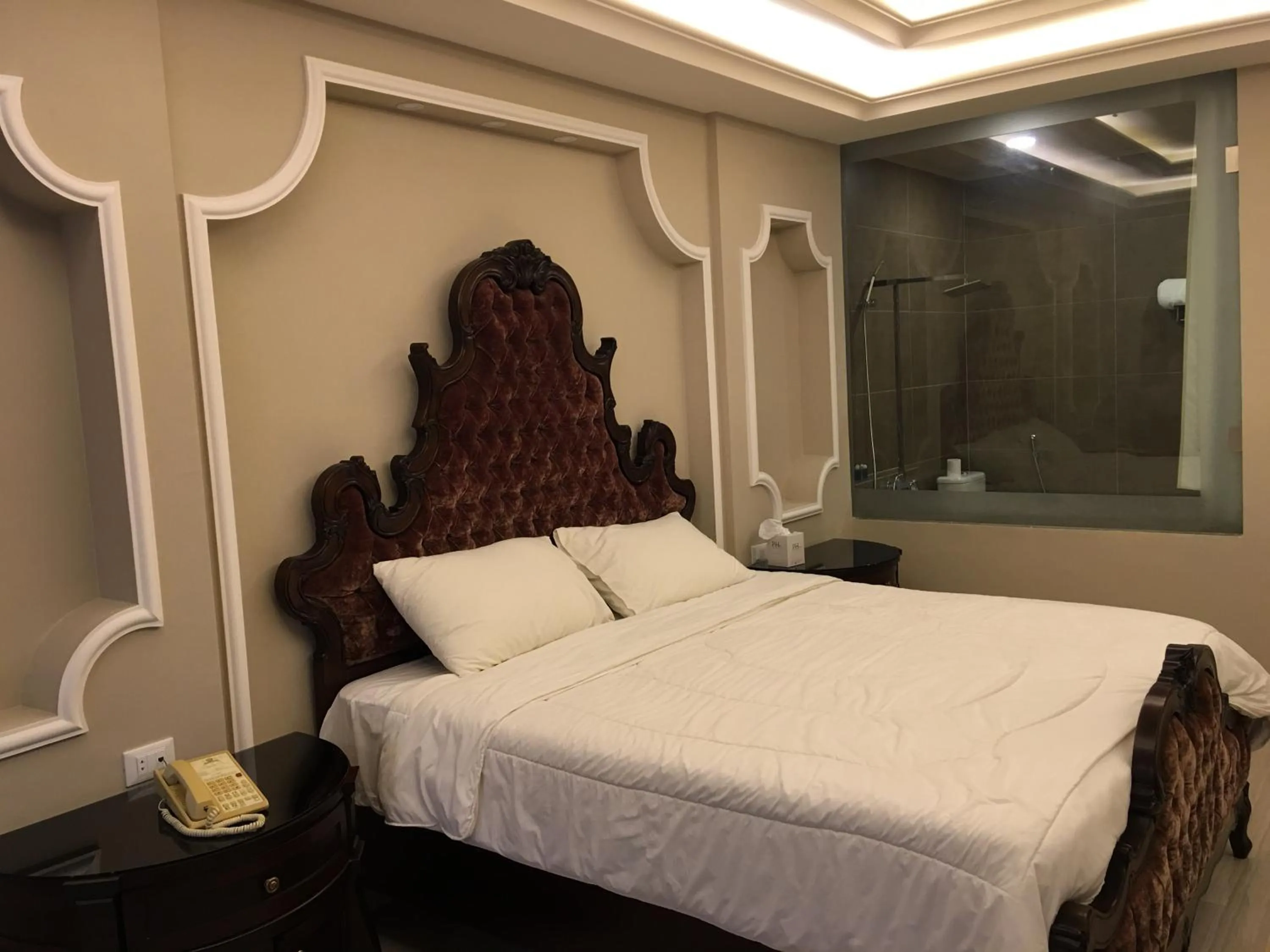 Photo of the whole room, Bed in Platinum Hotel