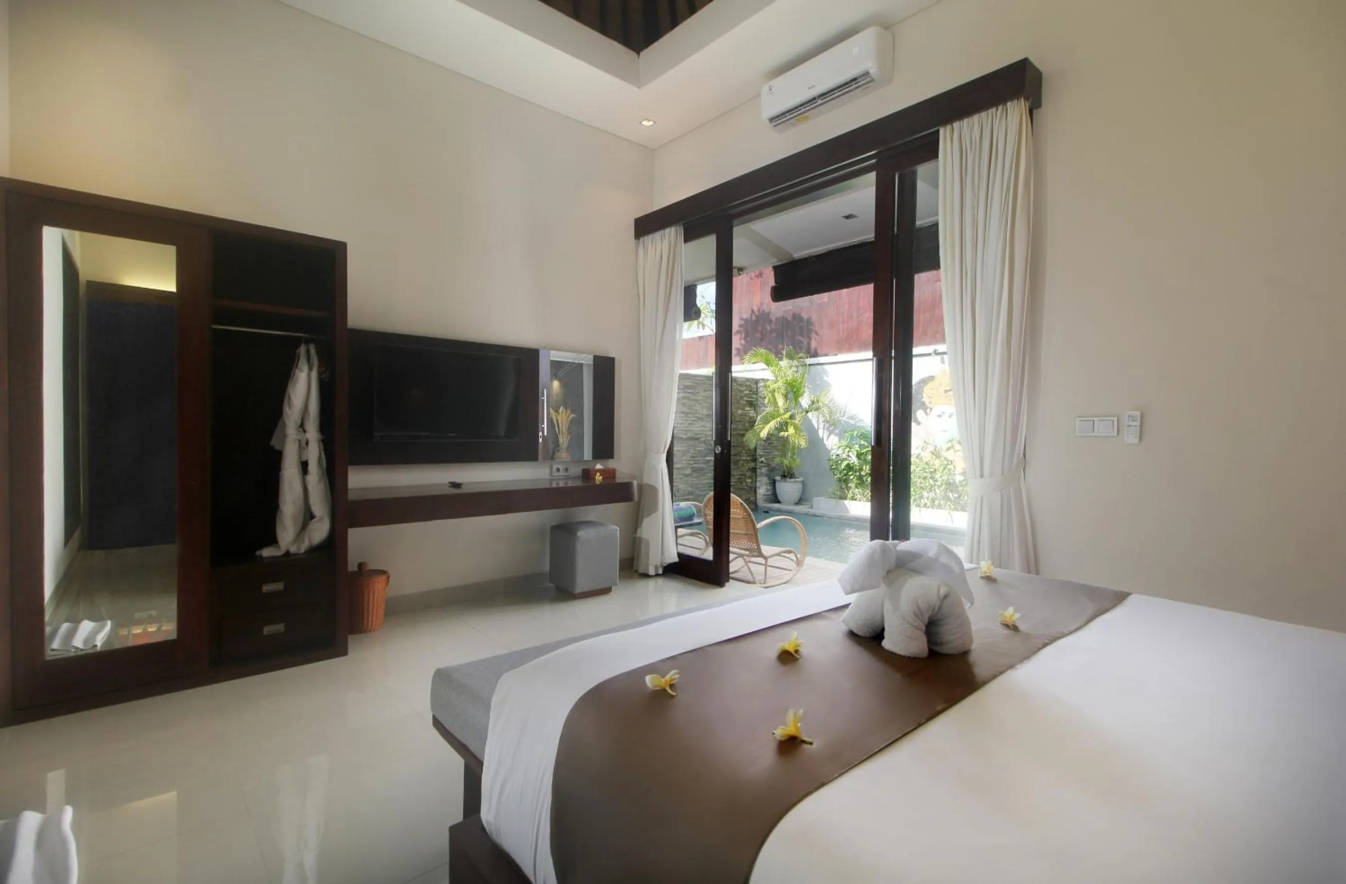 TV and multimedia, Bed in Sudha Villa Bali Baik-Baik