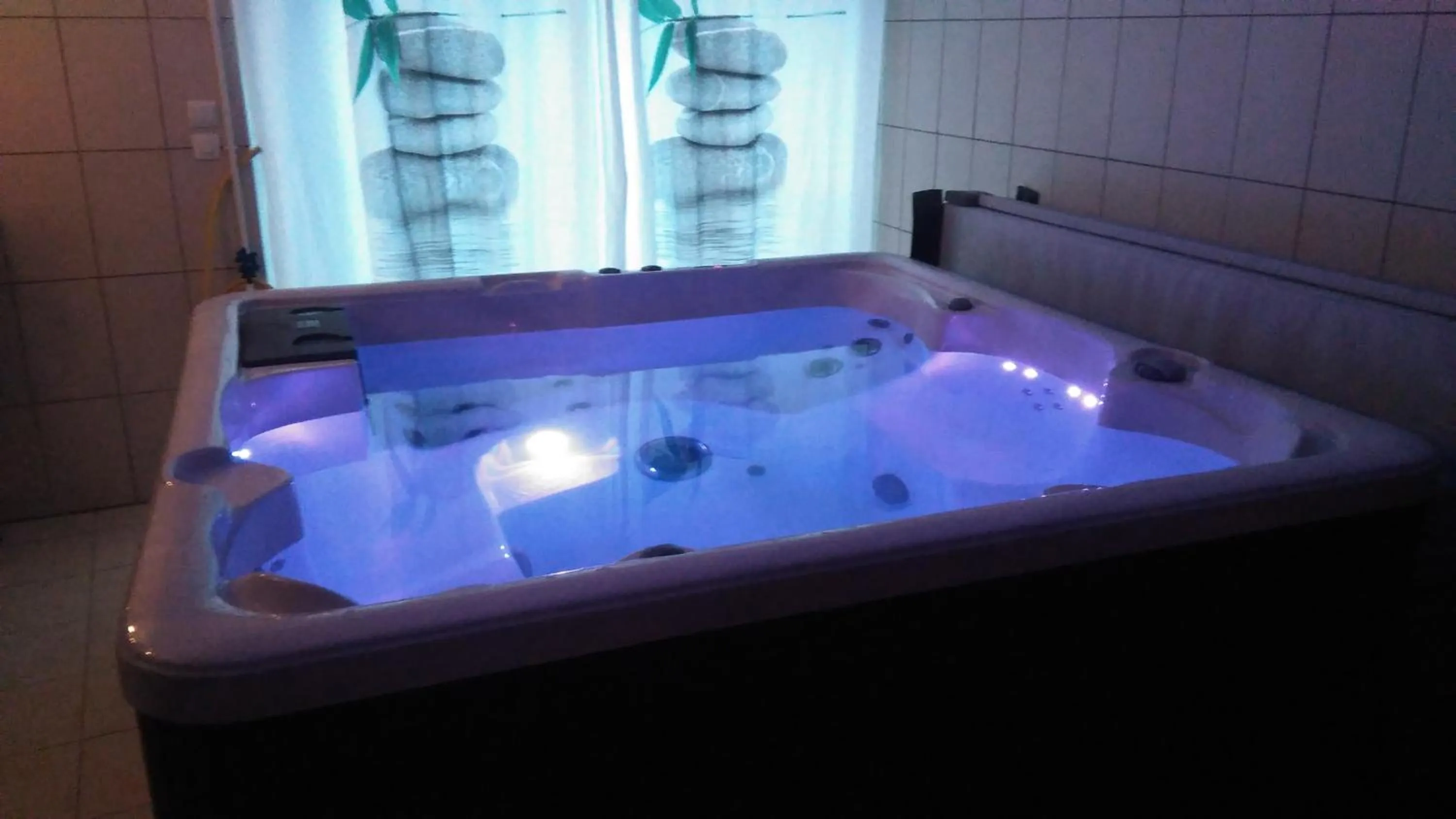 Hot Tub in La Sente des Vignes