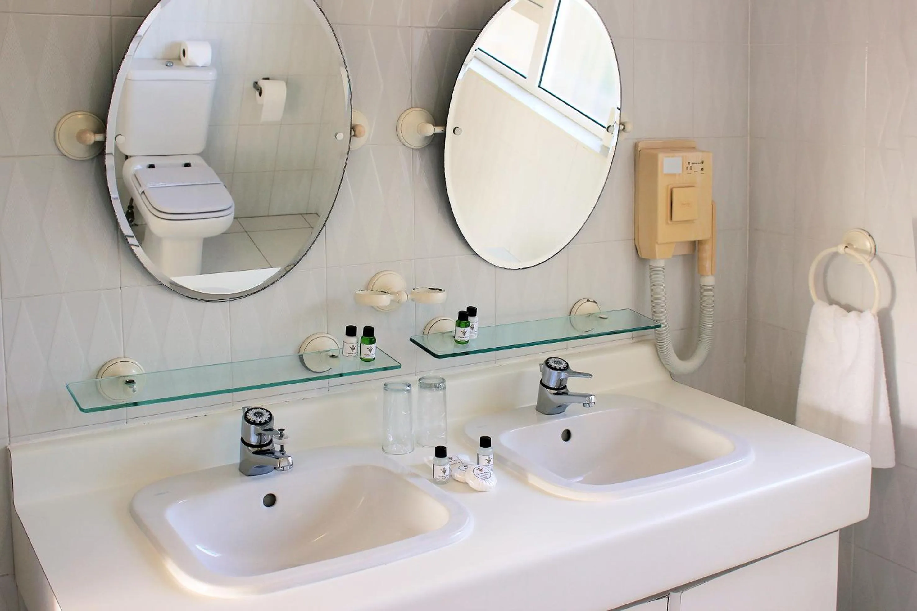 Public Bath in Durban Manor Guest House