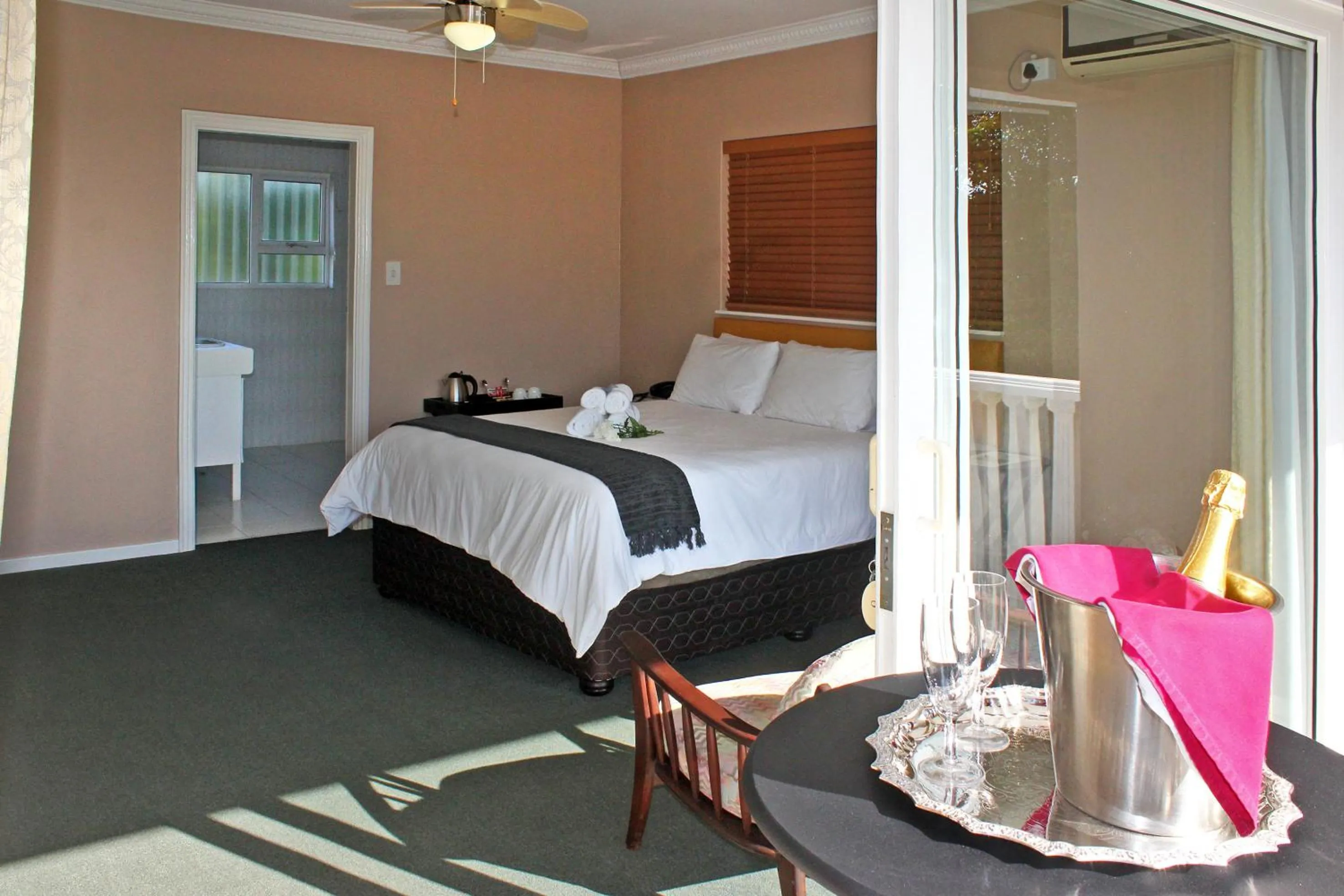 Property building, Bed in Durban Manor Guest House