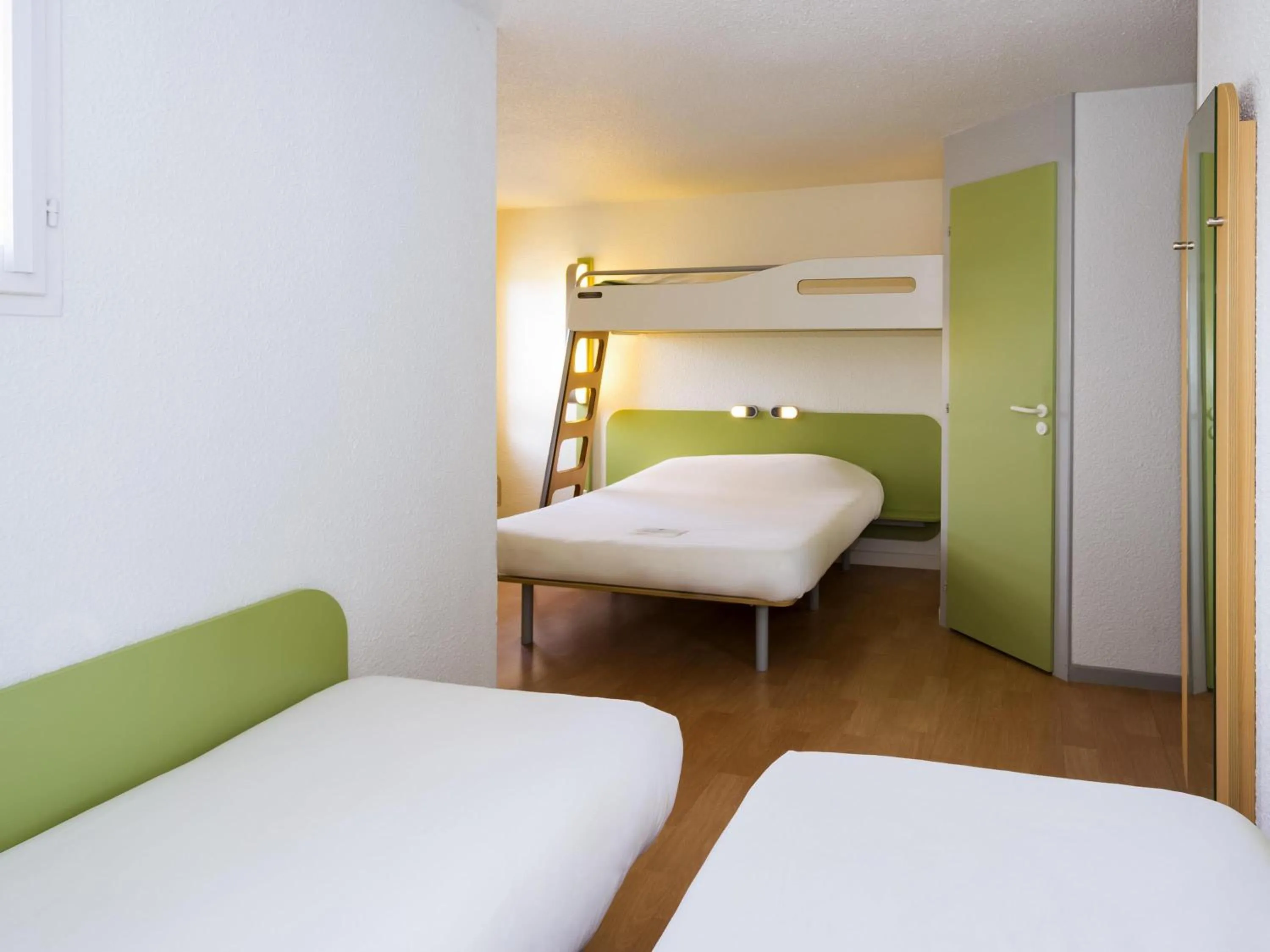 Bedroom, Bed in ibis budget Quimper