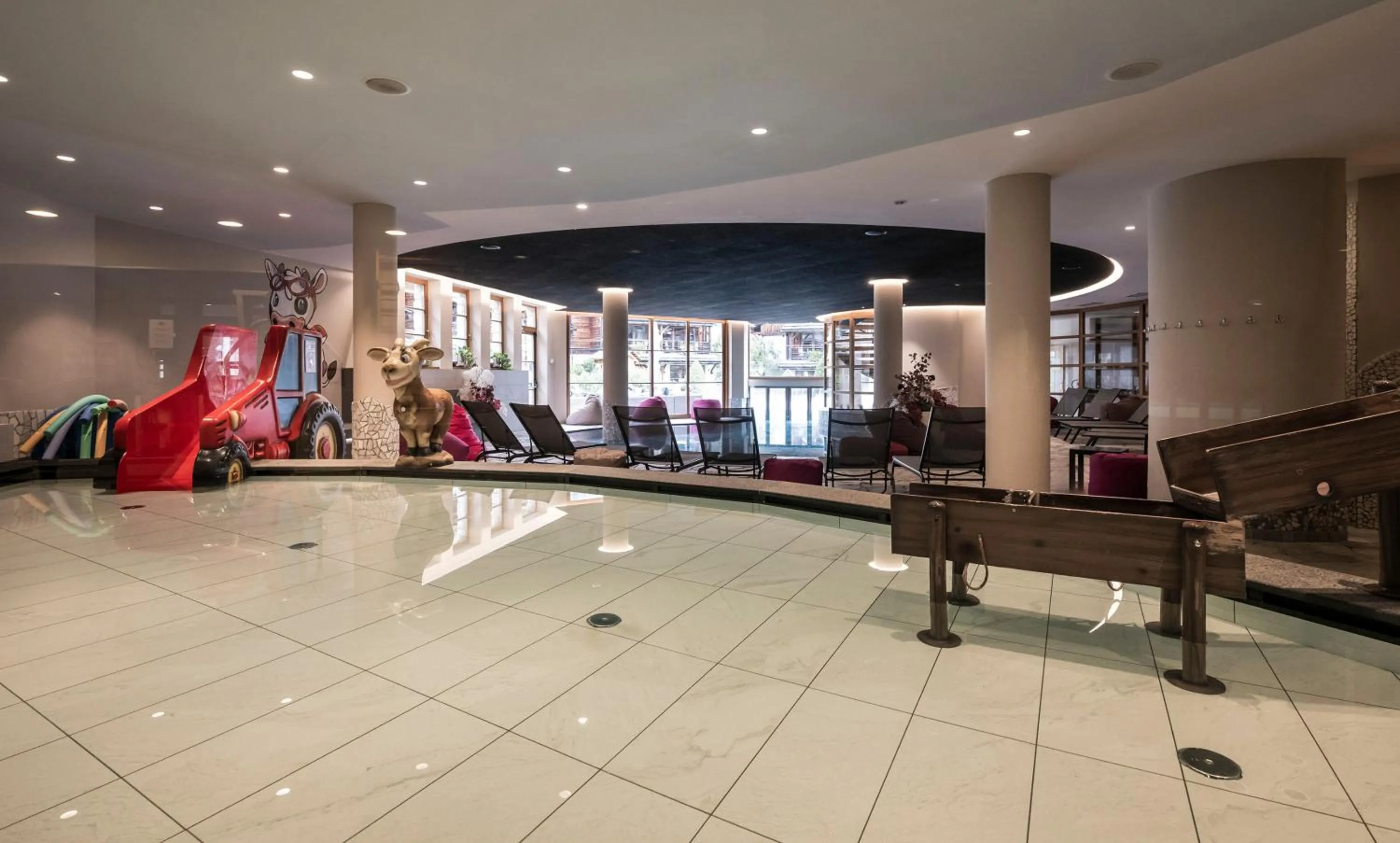 Swimming pool in Post Alpina - Family Mountain Chalets