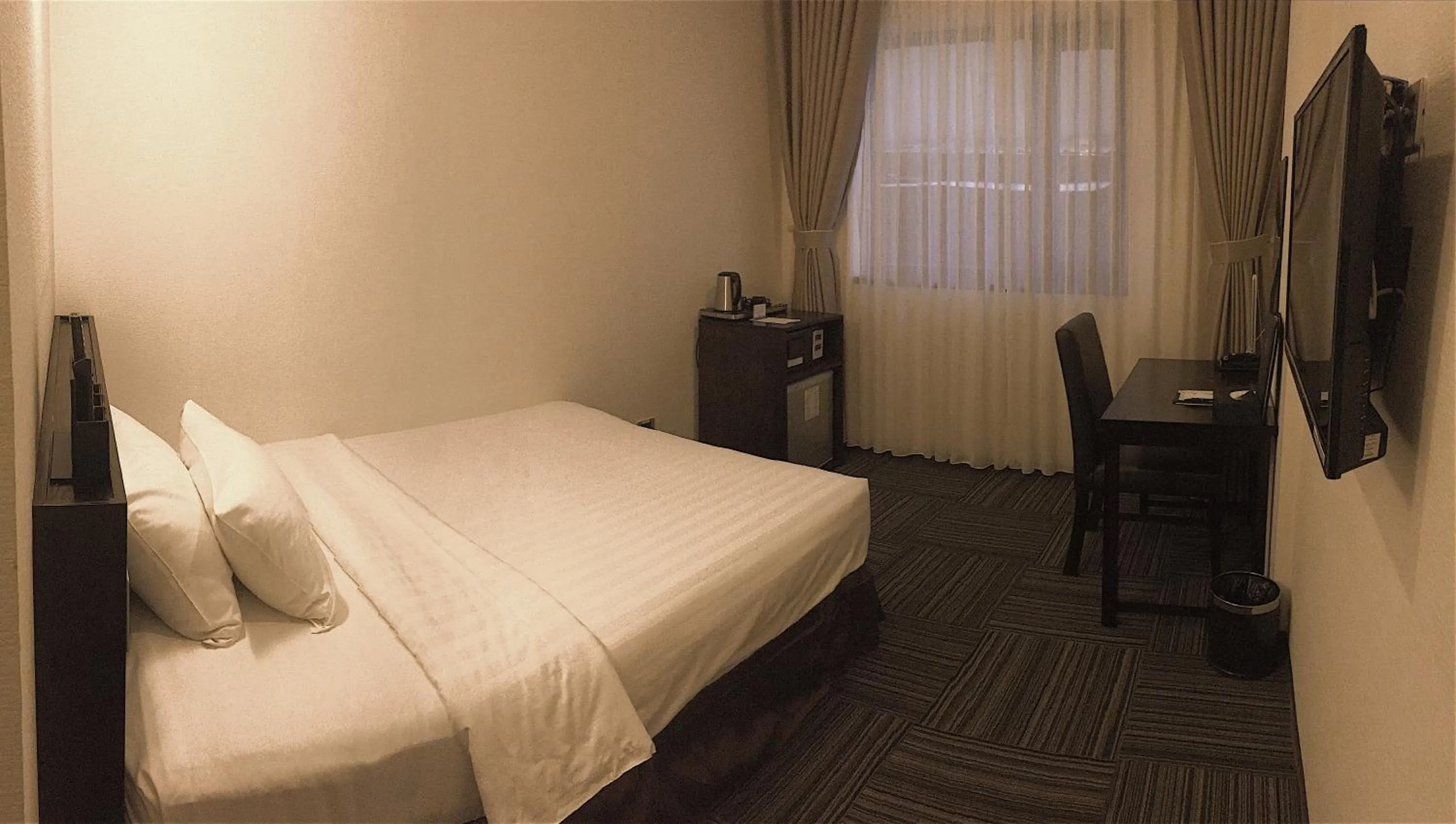Property building, Bed in Sakura Hotel 3