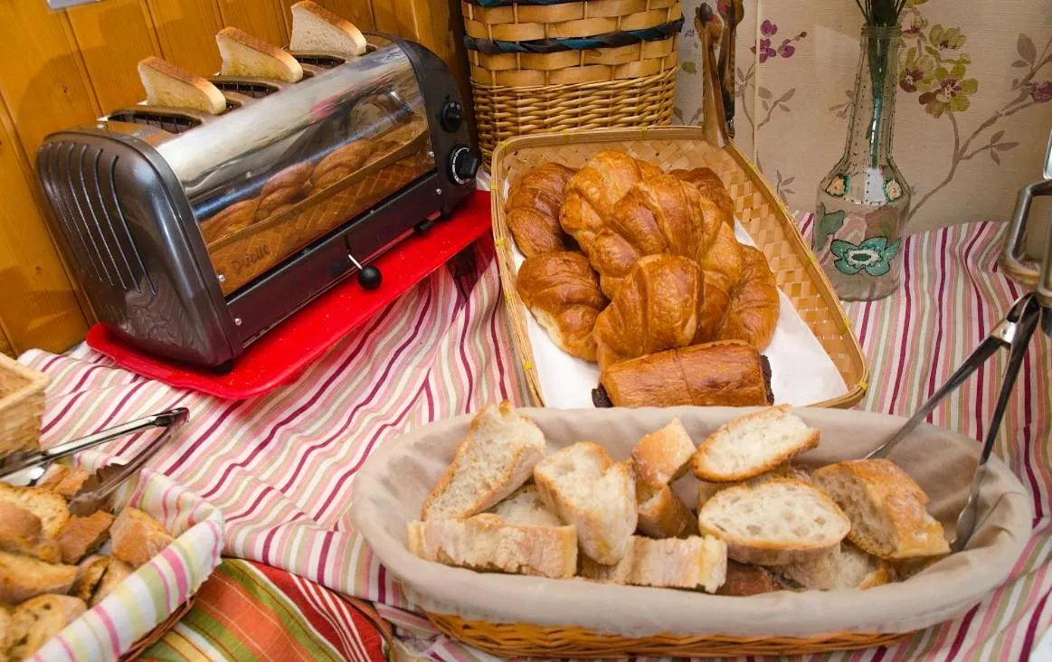 Buffet breakfast in Hotel & Apartamentos Cons da Garda