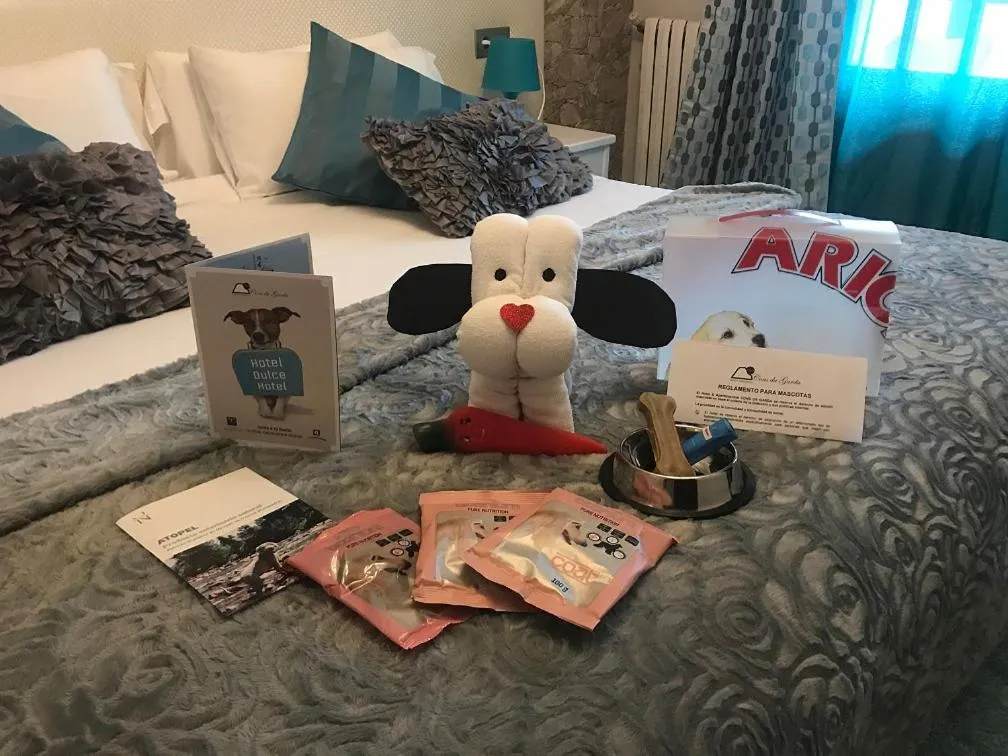 Animals, Bed in Hotel & Apartamentos Cons da Garda