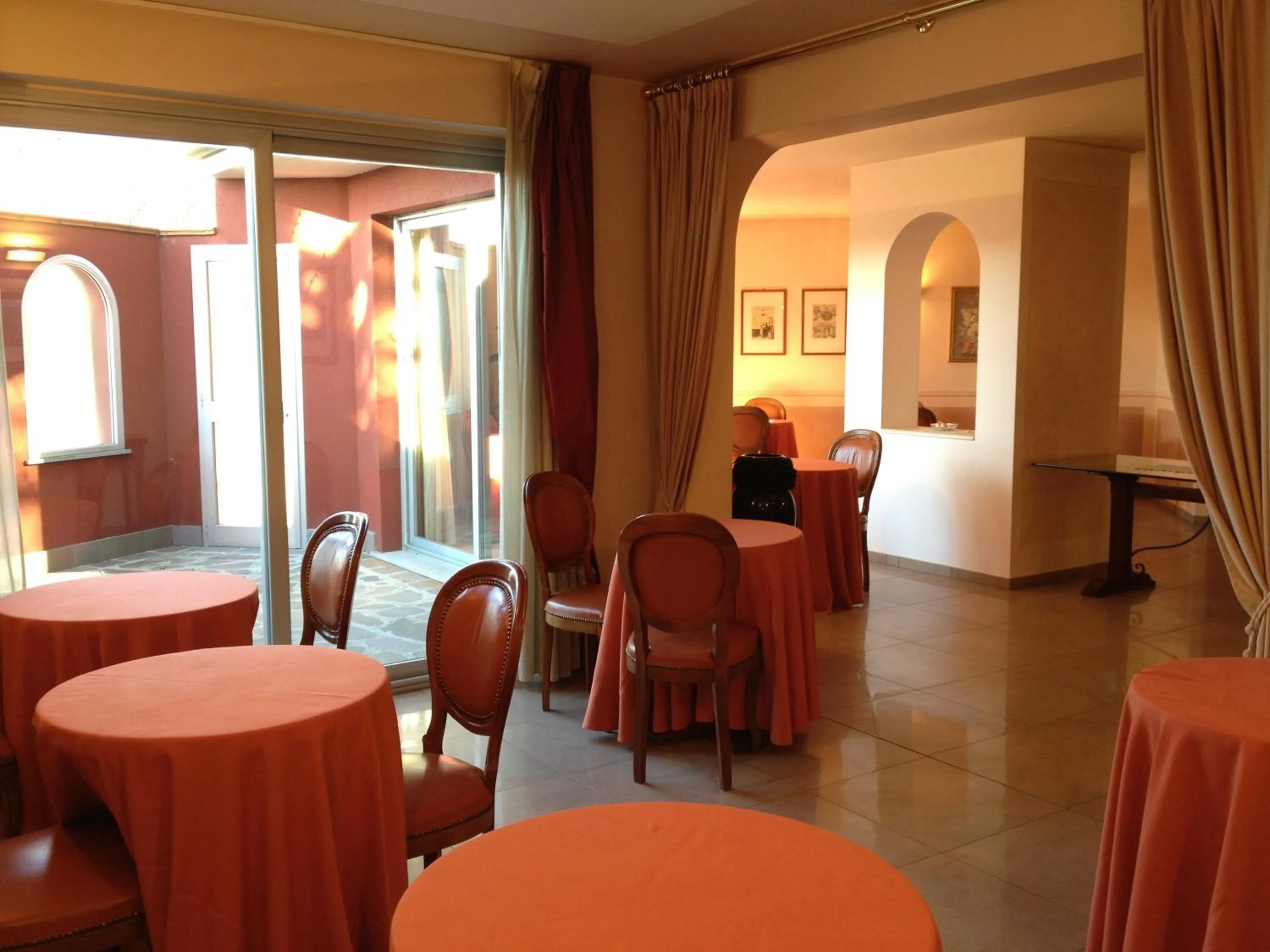 Restaurant/places to eat in Hotel Daniel