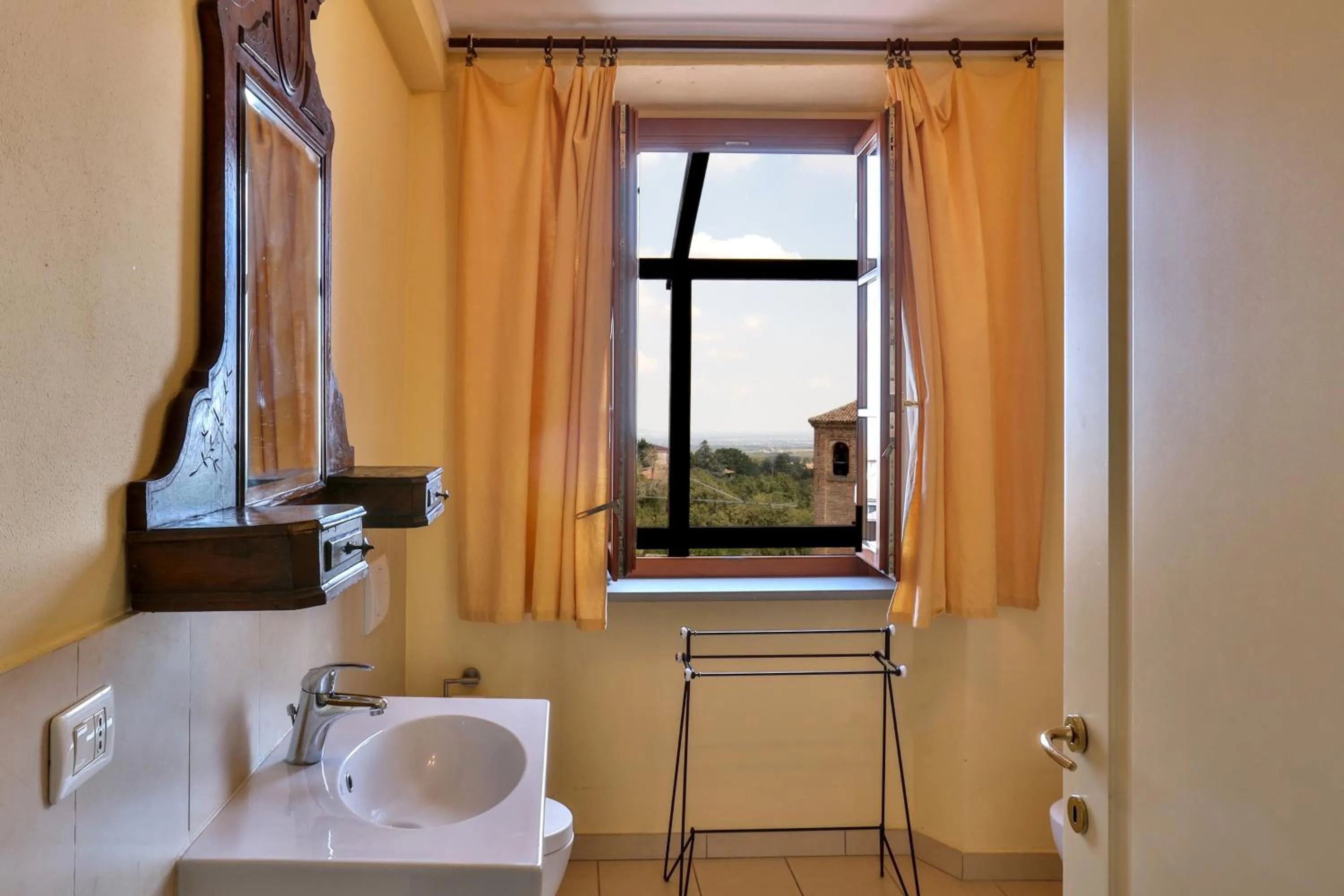 Bathroom in Villa Pesce, Mombaruzzo