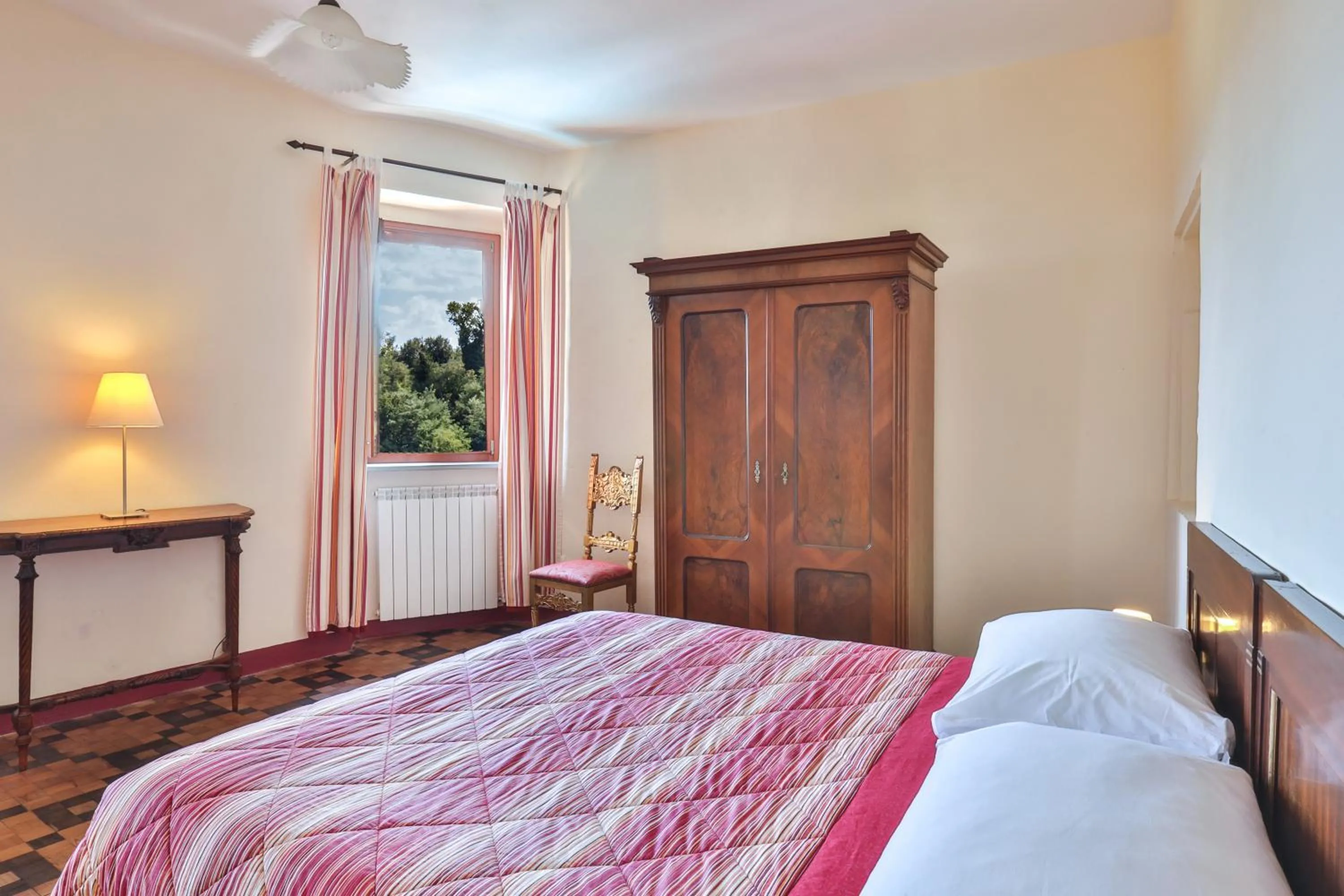 Bedroom, Bed in Villa Pesce, Mombaruzzo