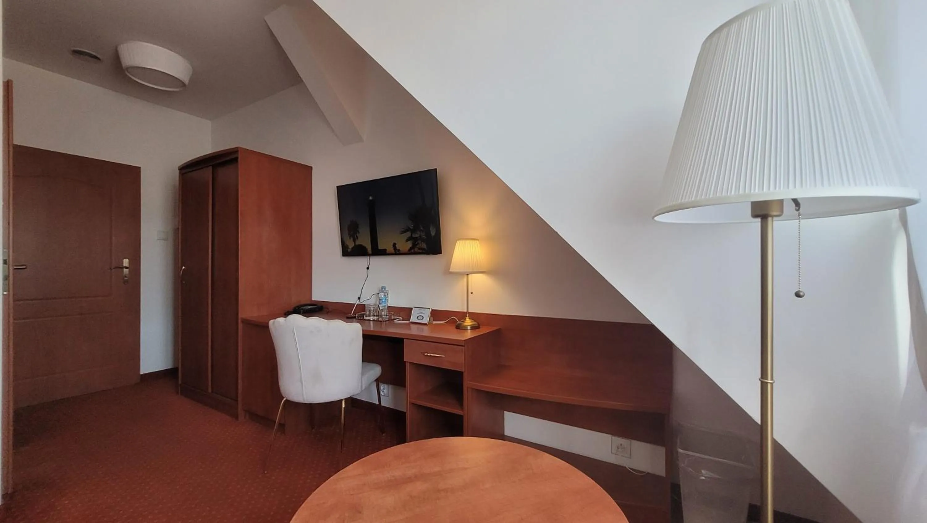 TV and multimedia, TV/Entertainment Center in Maxim honorujemy bon turystyczny