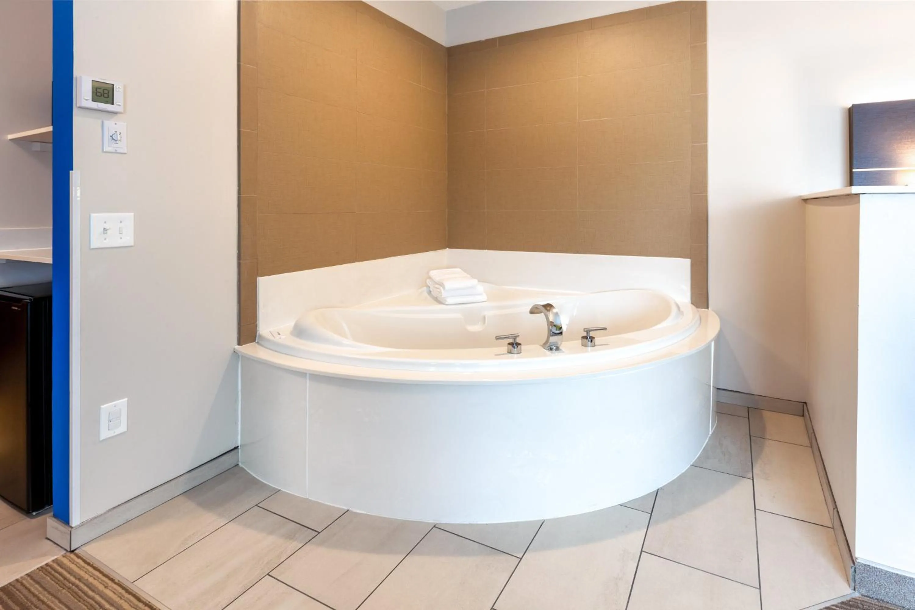 Photo of the whole room in Holiday Inn Express Hotel & Suites Woodhaven by IHG