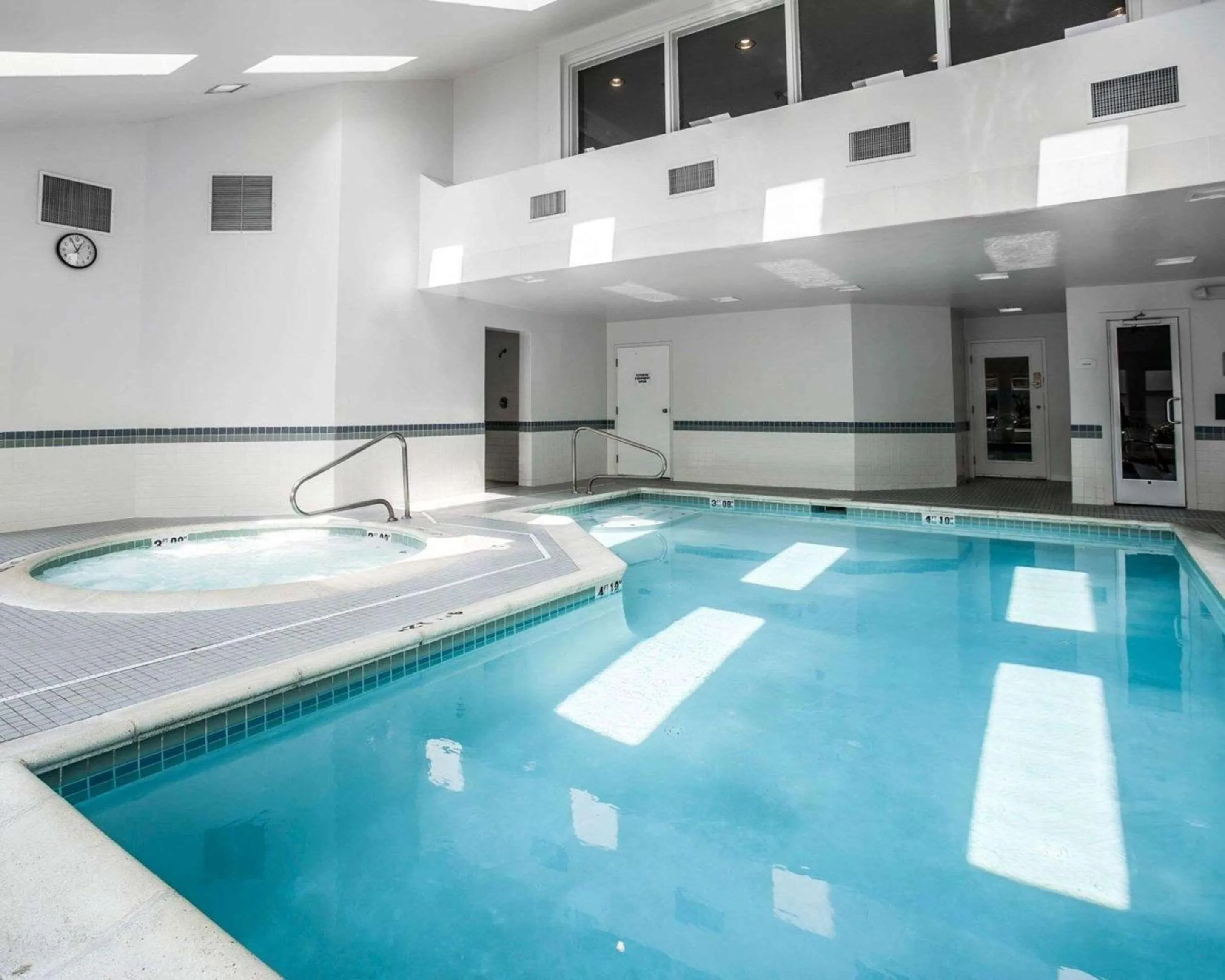 Swimming pool in Comfort Inn Bellingham