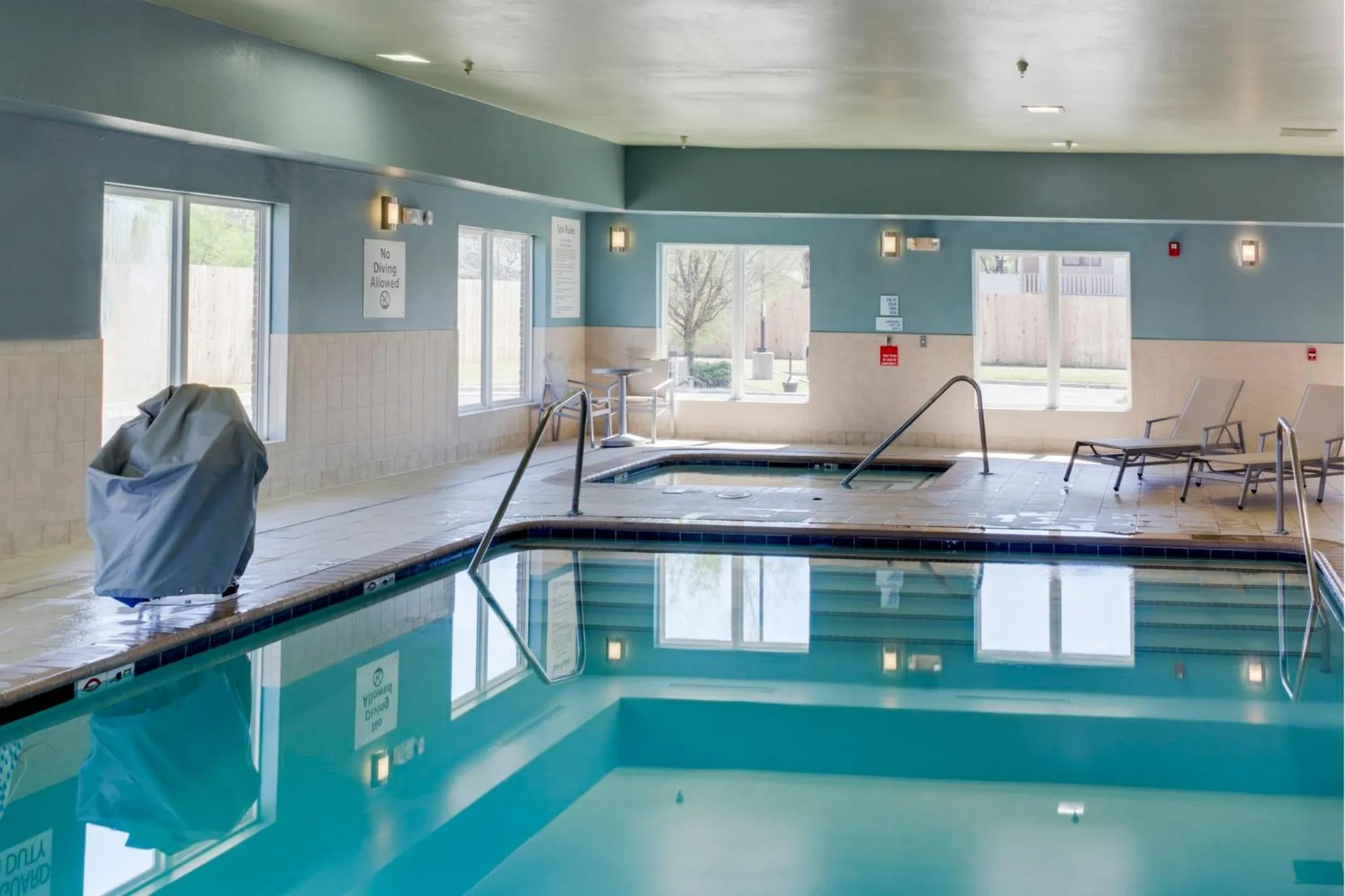 Swimming pool in Holiday Inn Express Hotel & Suites Oklahoma City-Bethany by IHG