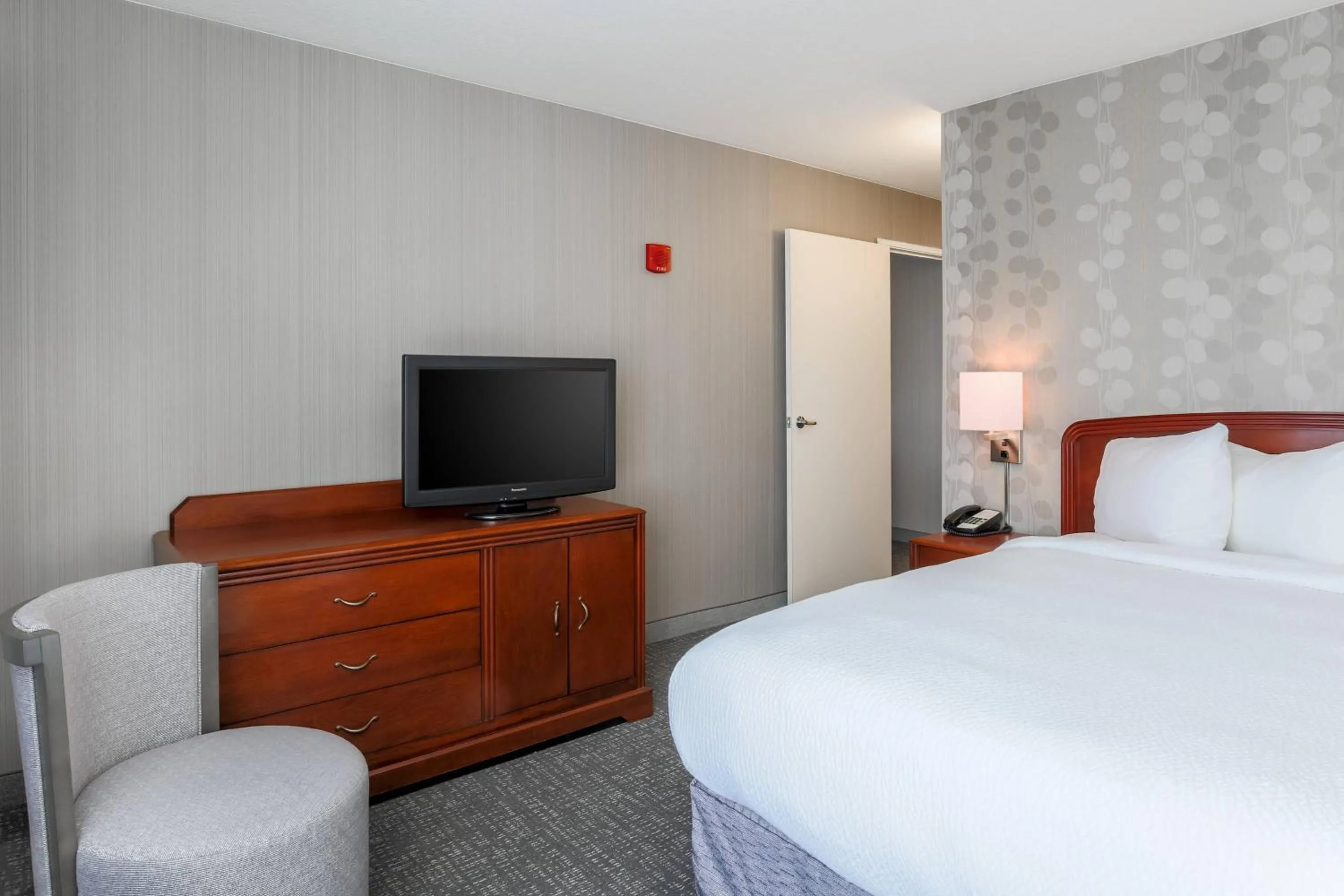 Photo of the whole room, Bed in Courtyard by Marriott Roseville Galleria Mall/Creekside Ridge Drive