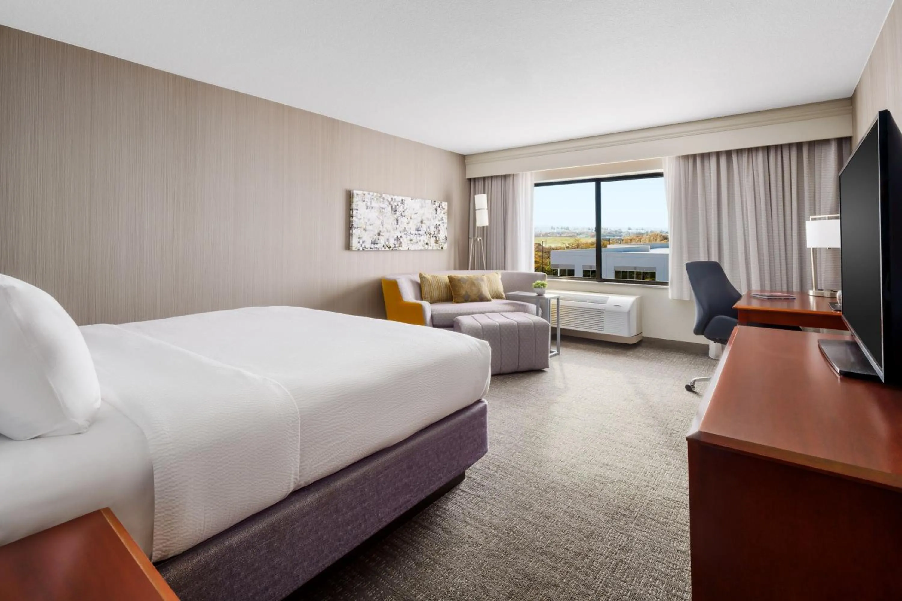 Photo of the whole room, Bed in Courtyard by Marriott Roseville Galleria Mall/Creekside Ridge Drive