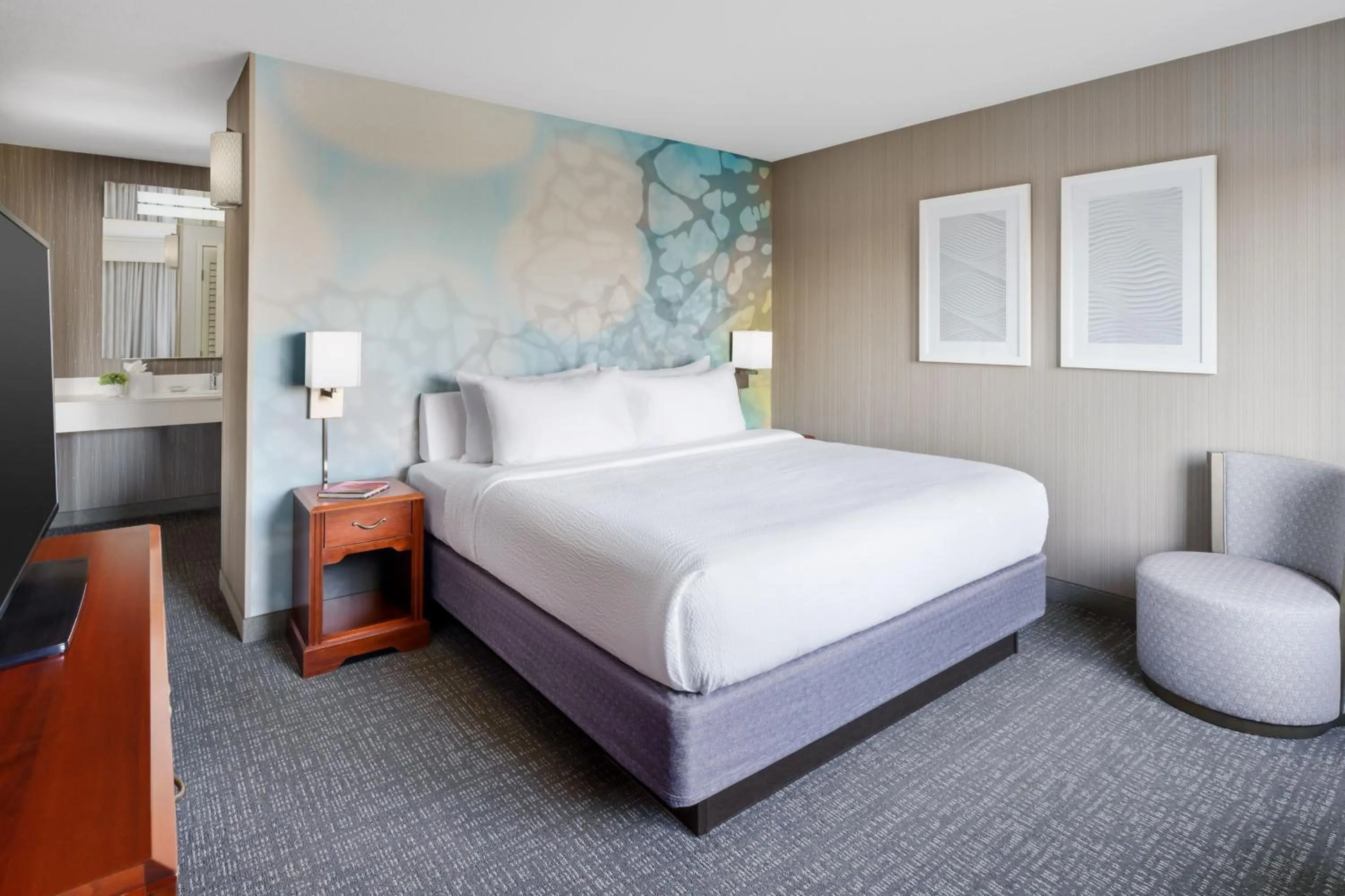 Photo of the whole room, Bed in Courtyard by Marriott Roseville Galleria Mall/Creekside Ridge Drive