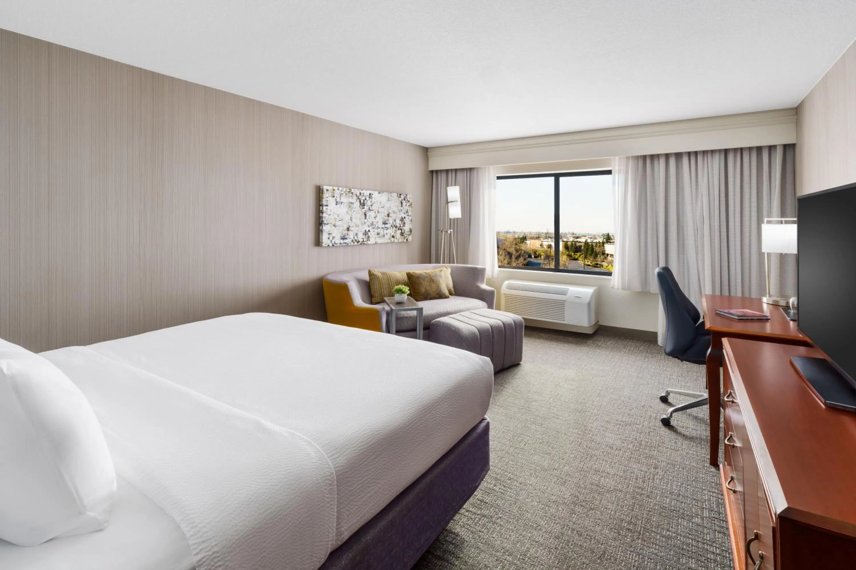 Bedroom, Bed in Courtyard by Marriott Roseville Galleria Mall/Creekside Ridge Drive