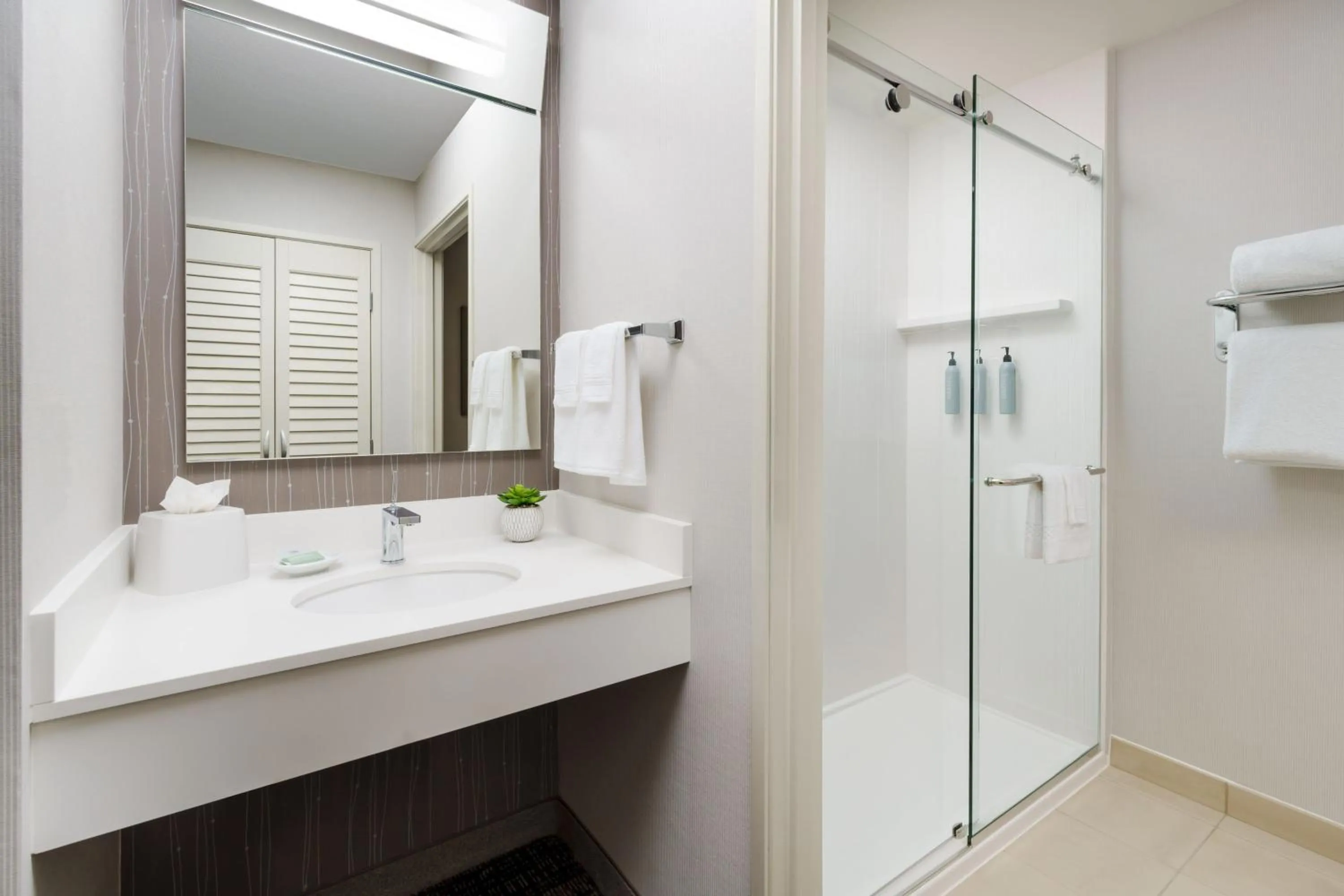 Bathroom in Courtyard by Marriott Roseville Galleria Mall/Creekside Ridge Drive