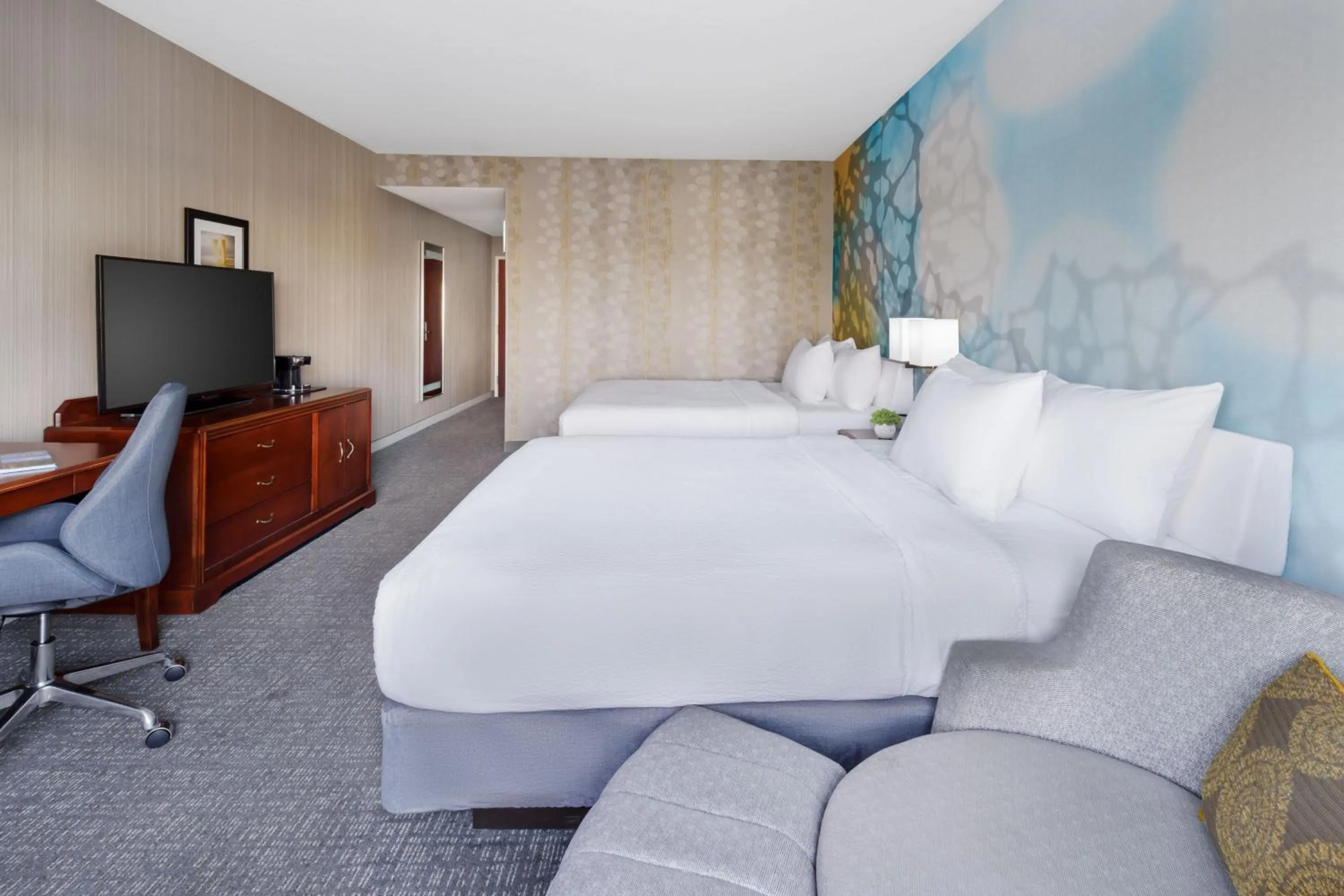 Photo of the whole room, Bed in Courtyard by Marriott Roseville Galleria Mall/Creekside Ridge Drive