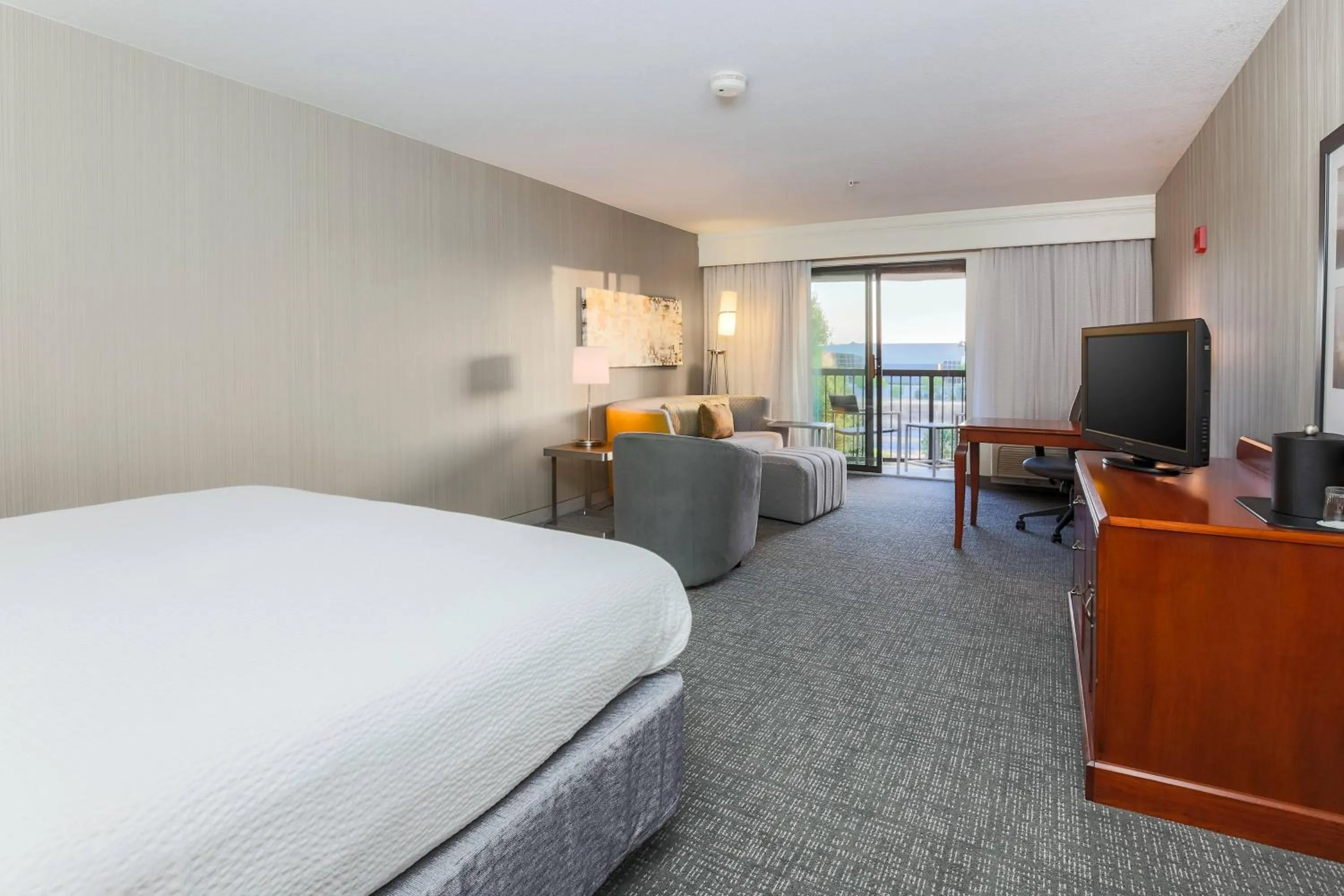 Photo of the whole room, Bed in Courtyard by Marriott Roseville Galleria Mall/Creekside Ridge Drive