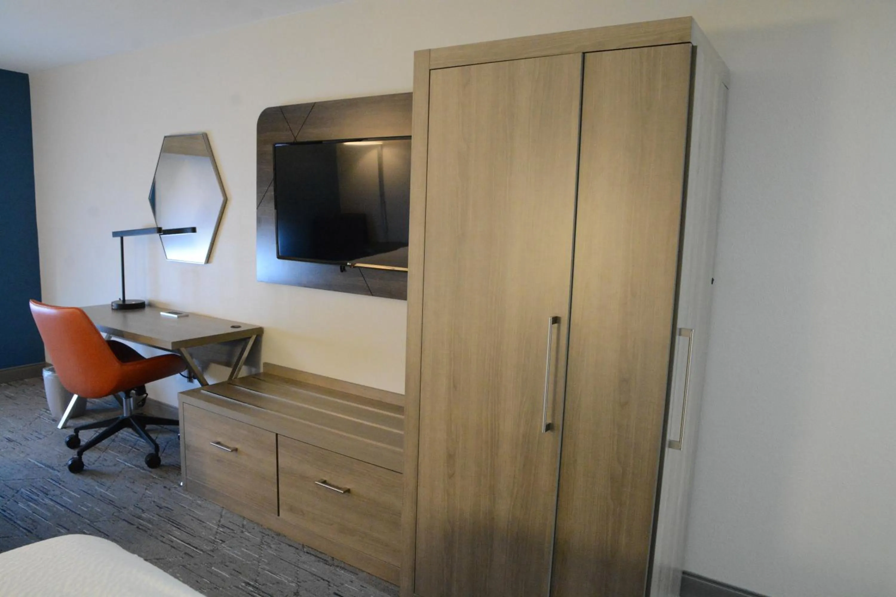 Bed in Holiday Inn Express Hotel & Suites Cincinnati Southeast Newport, an IHG Hotel