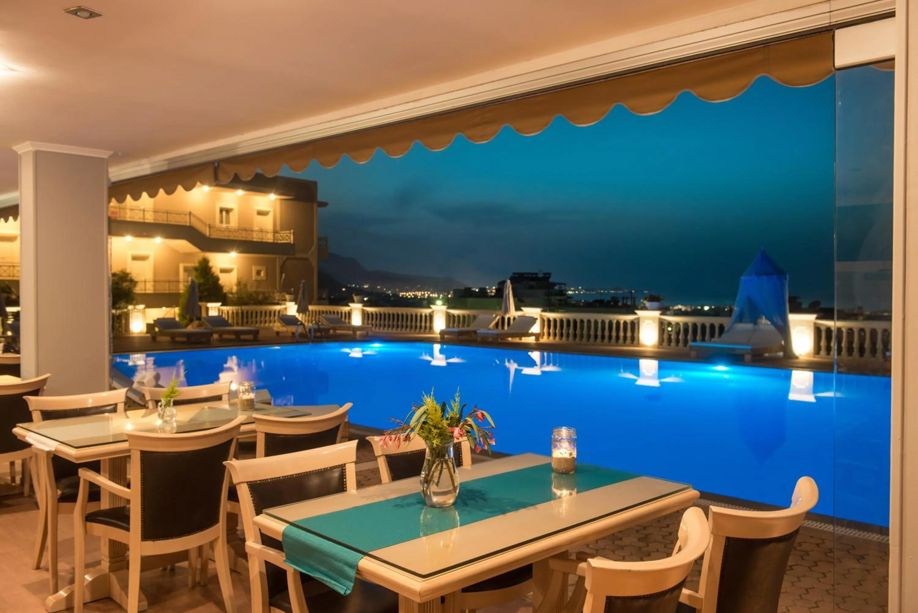 Restaurant/places to eat in Notos Heights Hotel & Suites