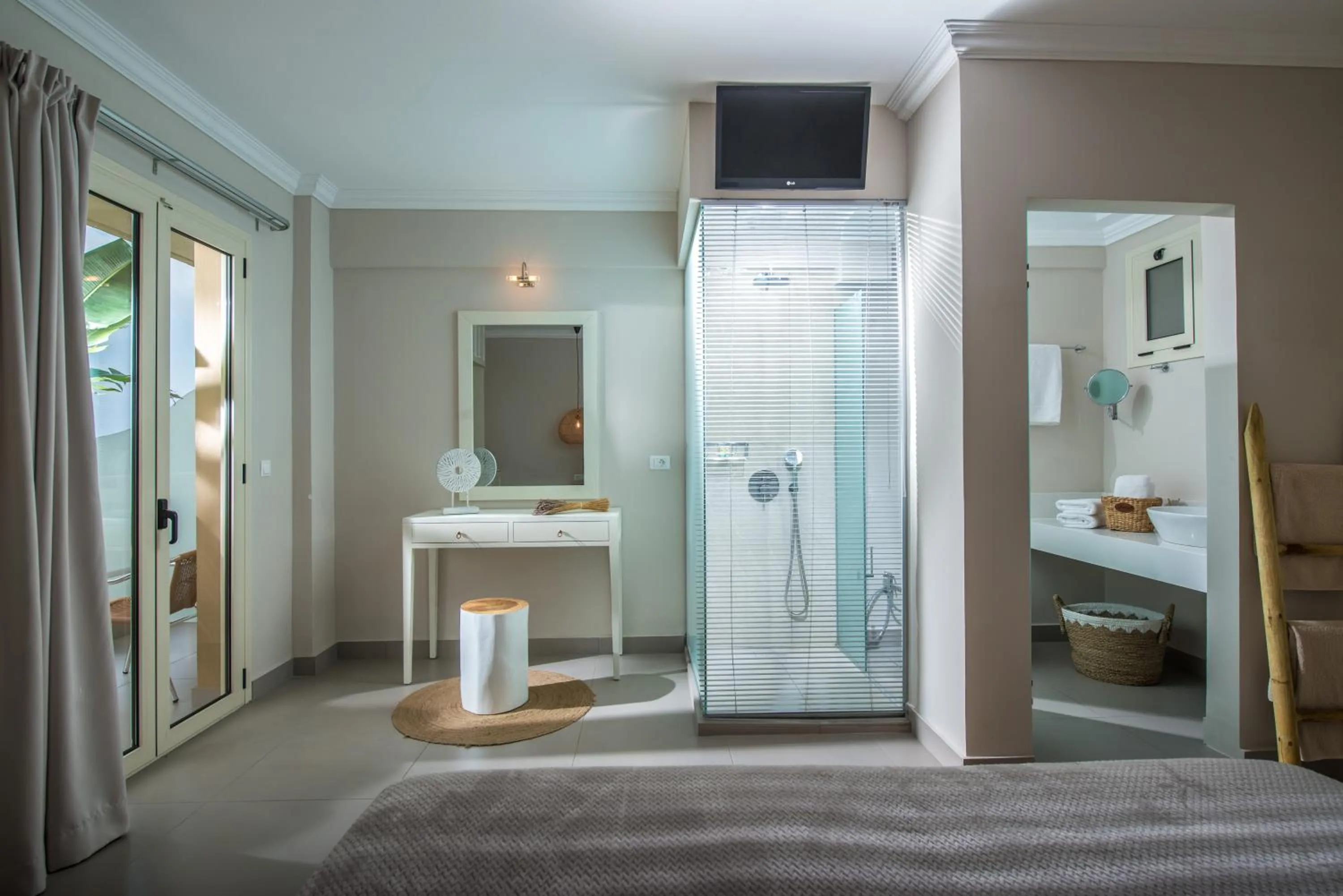 Living room, Bed in Notos Heights Hotel & Suites