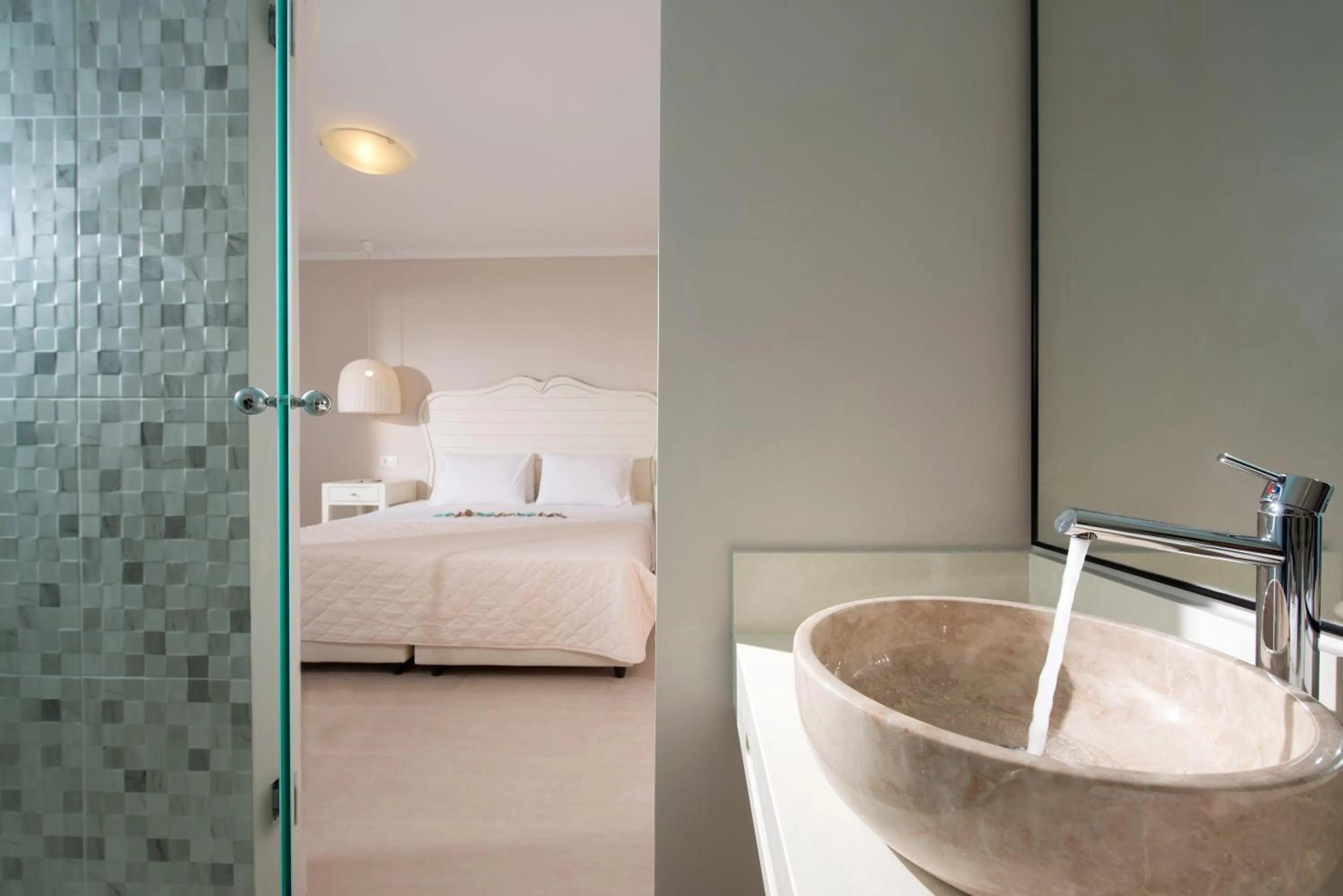 Shower, Bed in Notos Heights Hotel & Suites