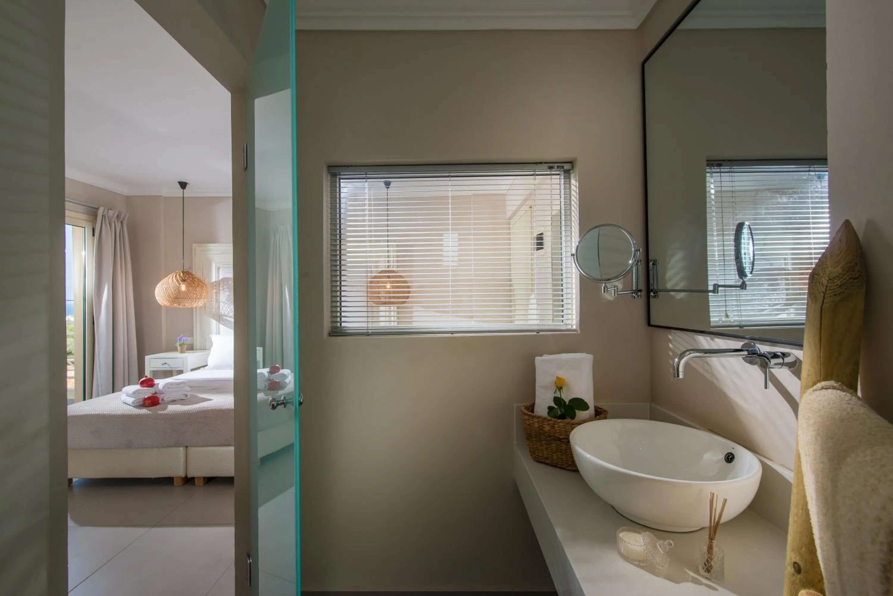 Shower, Bed in Notos Heights Hotel & Suites