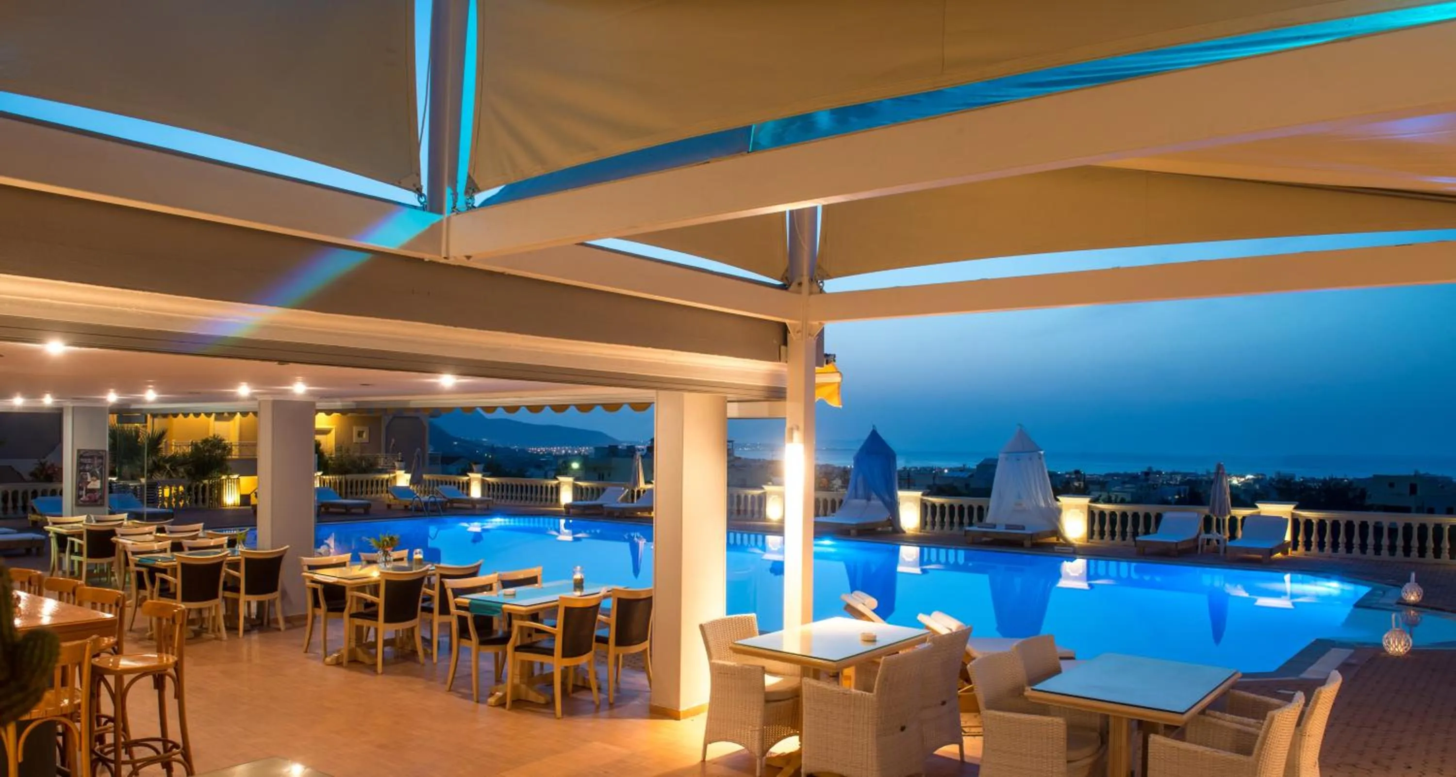 Restaurant/places to eat in Notos Heights Hotel & Suites