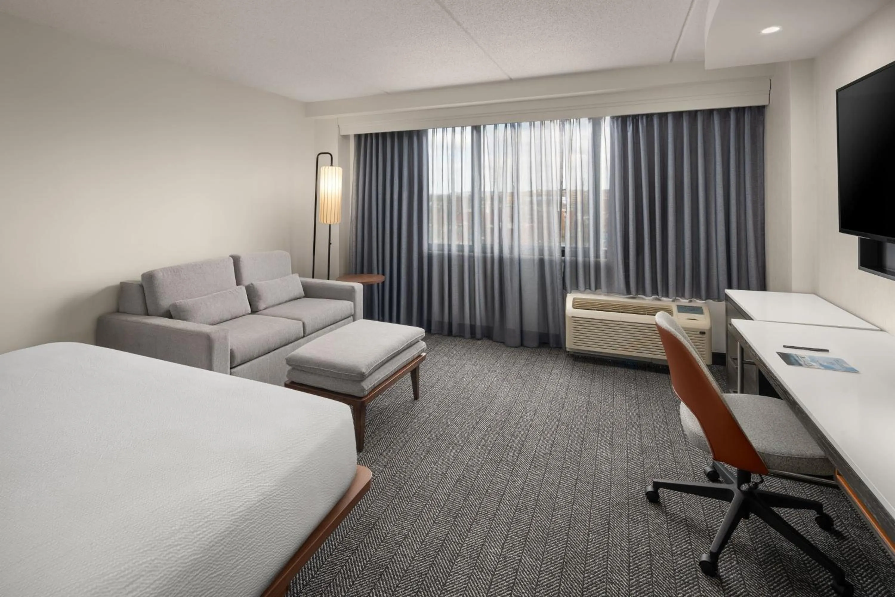 Photo of the whole room, Bed in Courtyard New Haven at Yale